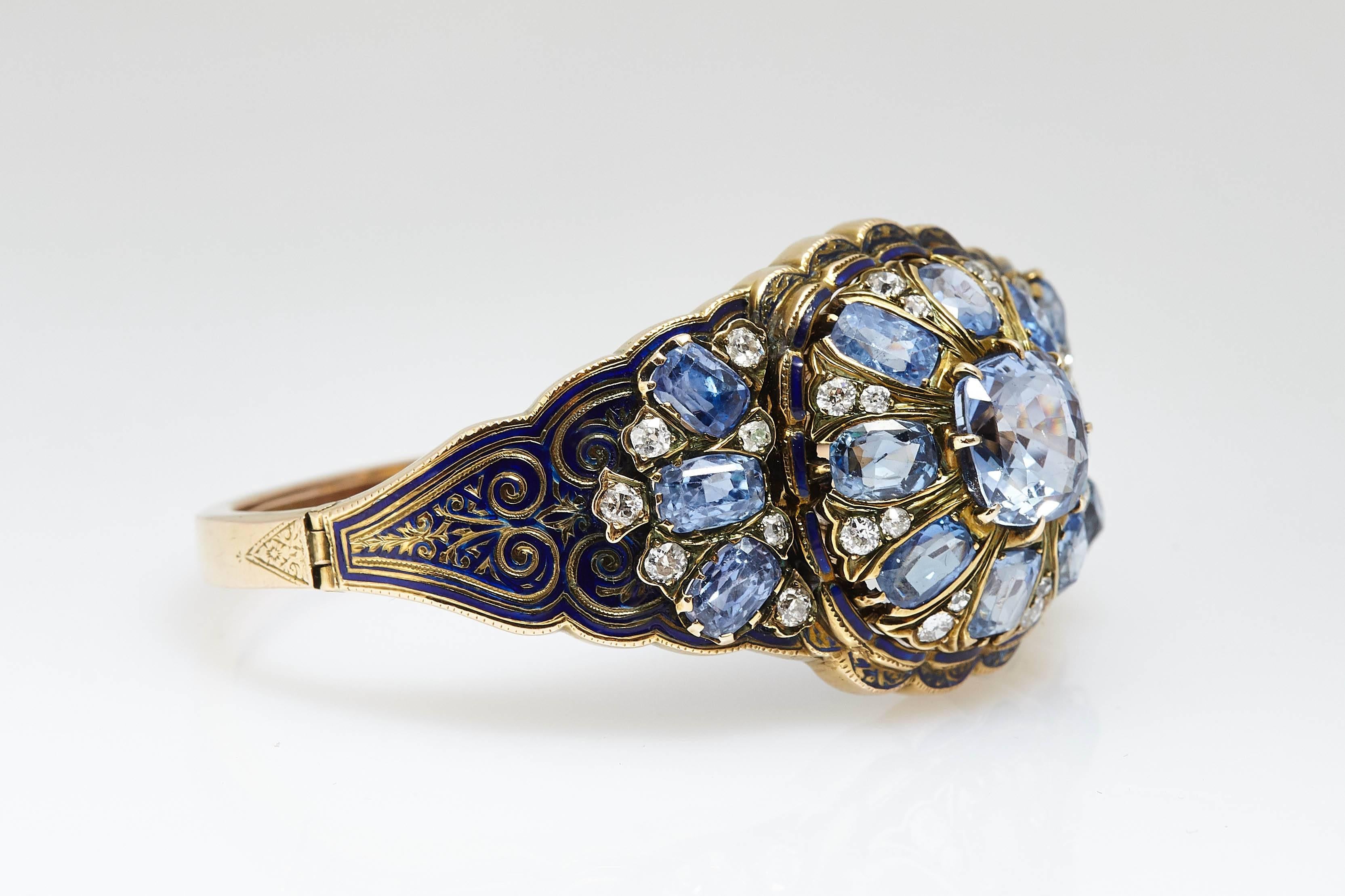 A refined and precious Victorian bracelet with sapphires (40 cts apprx), diamonds, and fine blue enamel decorations. Mounted on 18kt yellow gold. Made in Italy, circa 1870s.