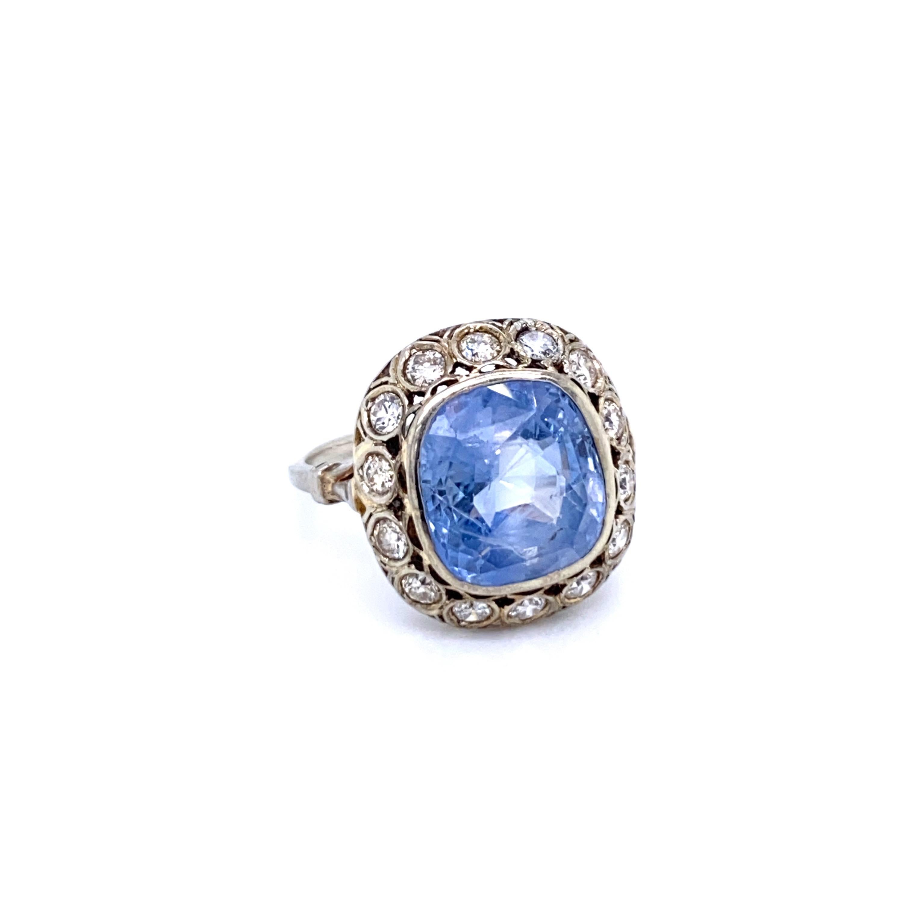 Beautiful Victorian engagement ring, featuring in the centre a large Natural Sapphire weighing approx. 5.00 carat and surrounded by 0.70 ct of old mine cut Diamonds graded I color Vvs2, all set in 18k gold. The ring is crafted entirely by hand.