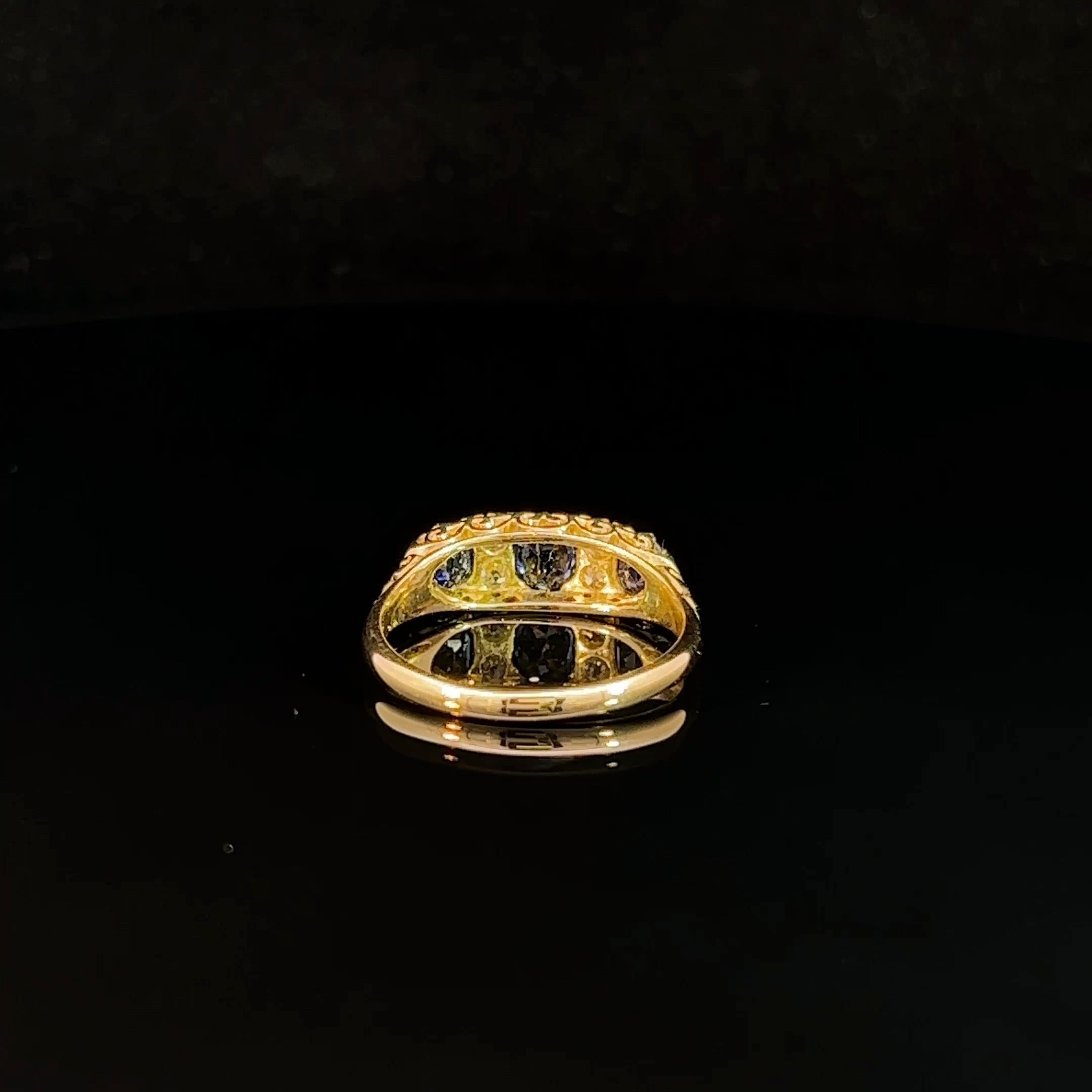 Bague demi-cercle victorienne en saphir et diamants, c. 1890-1900 Unisexe en vente