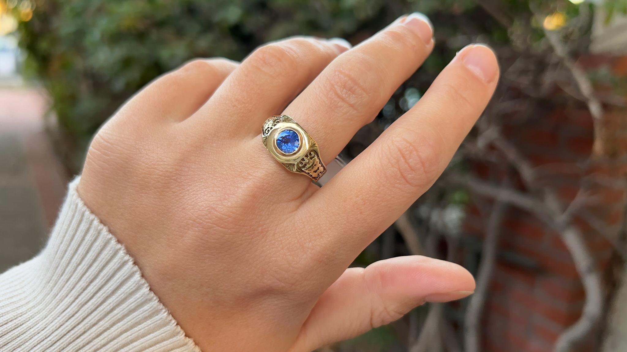 Art Deco Victorian Sapphire Ring 0.90 Carats 14K Yellow Gold For Sale