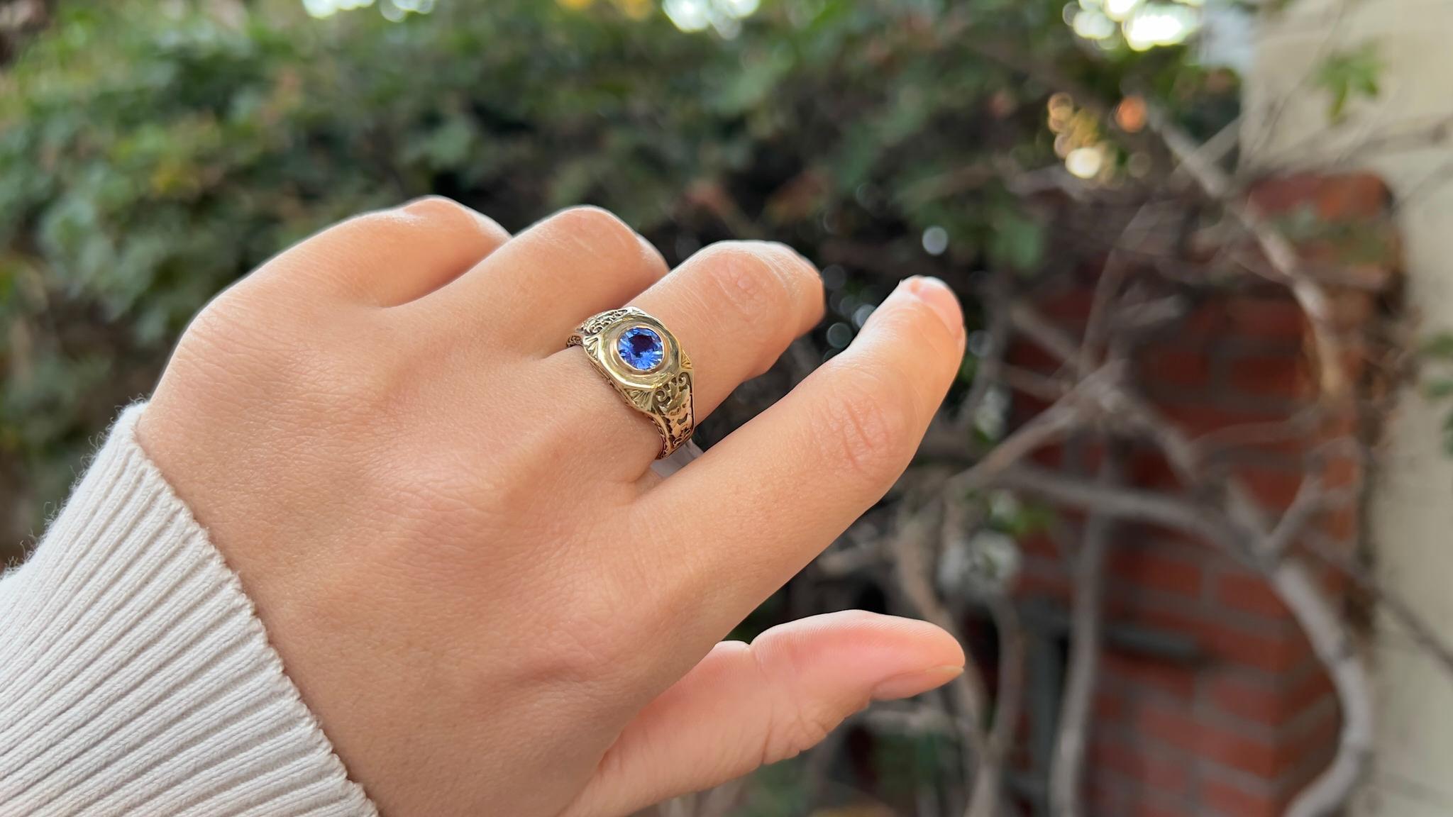 Round Cut Victorian Sapphire Ring 0.90 Carats 14K Yellow Gold For Sale