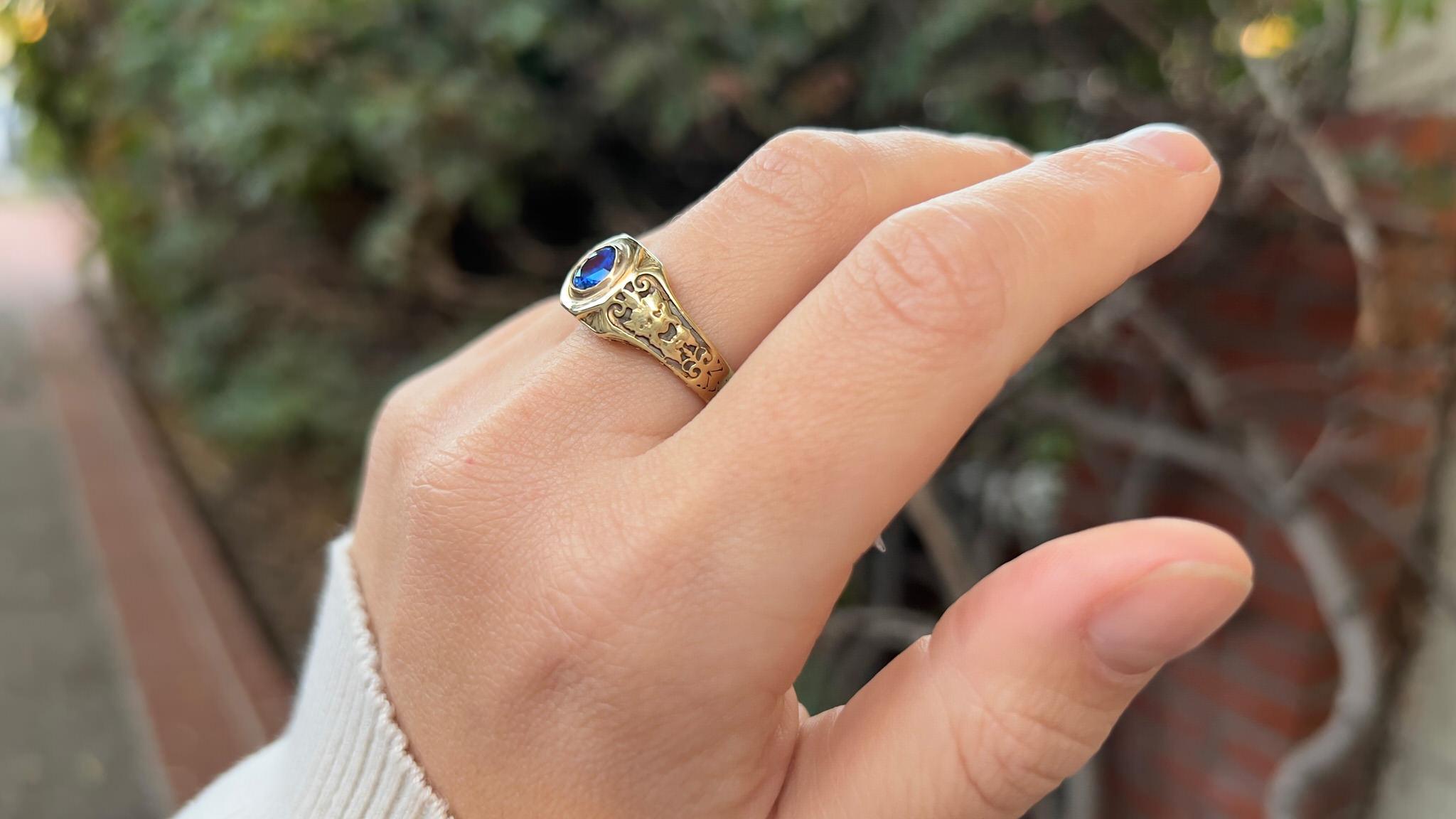 Victorian Sapphire Ring 0.90 Carats 14K Yellow Gold In Excellent Condition For Sale In Carlsbad, CA
