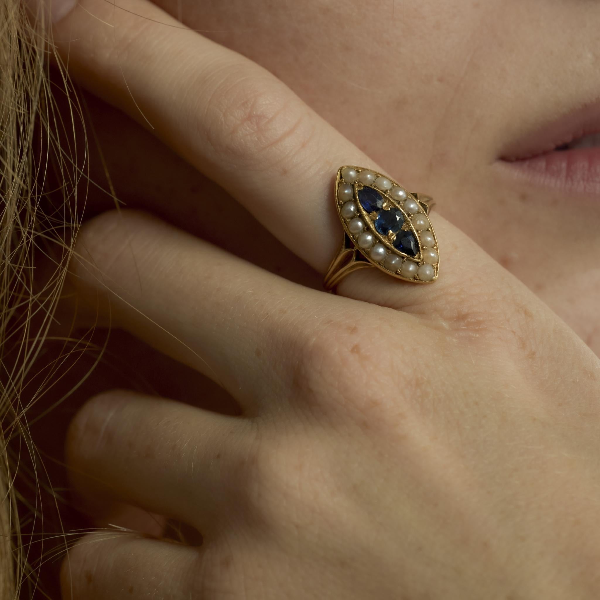 Victorian sapphire seed pearl 18k yellow gold navette ring For Sale 3