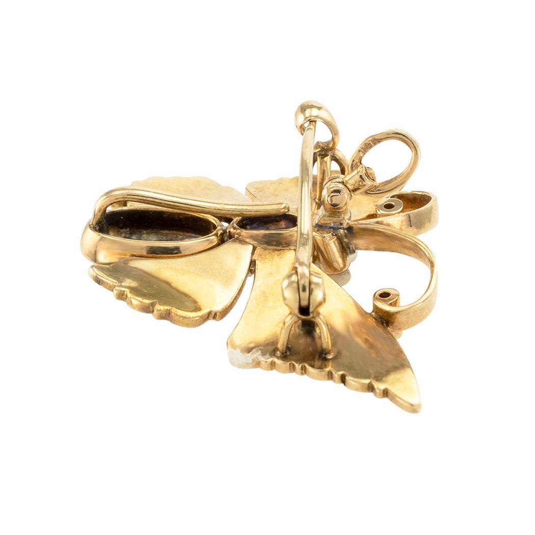 Taille coussin antique Pendentif broche victorien en or jaune avec saphir, perle de rocaille et papillon en vente