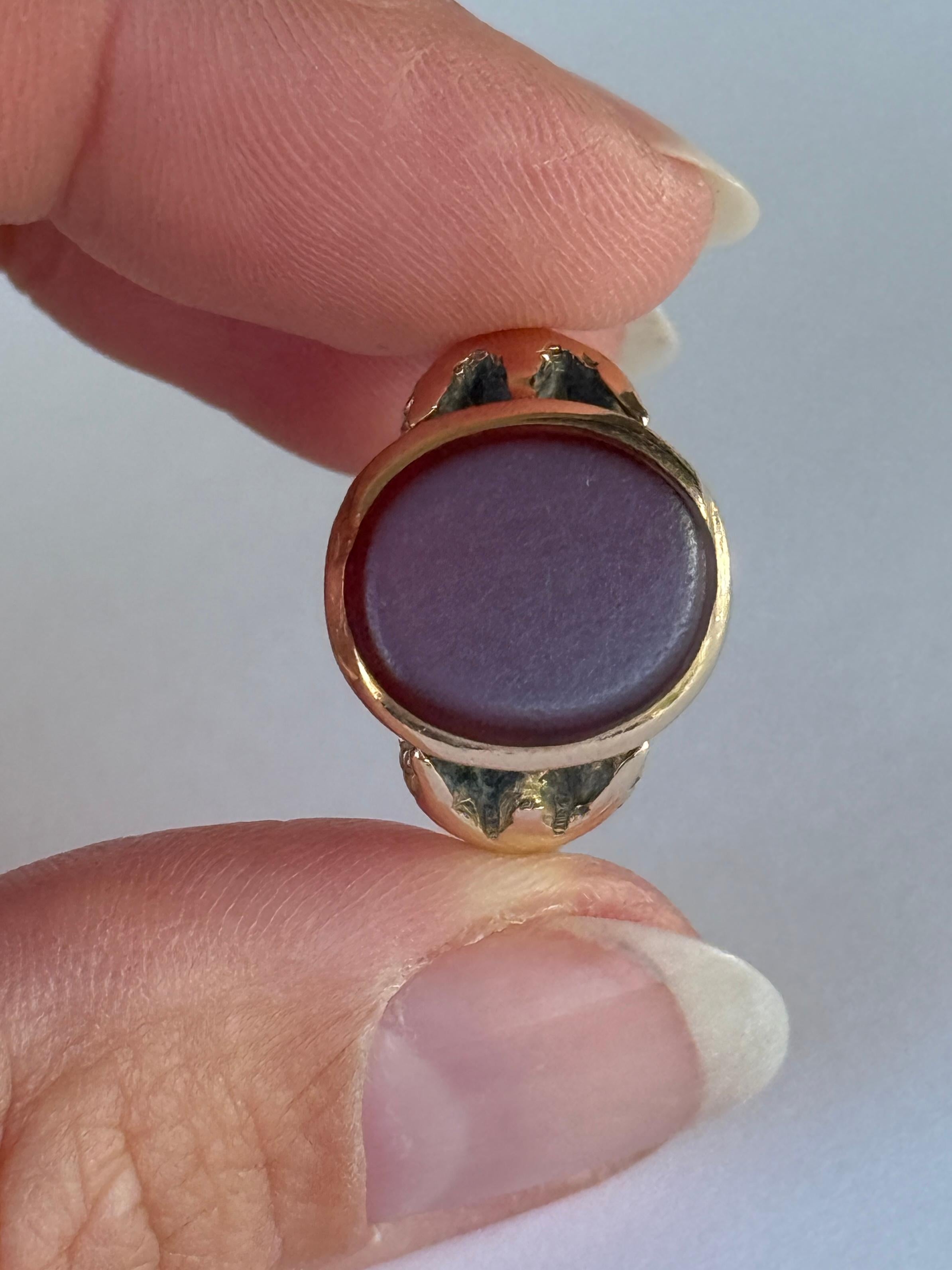 Superbe chevalière, sertie d'une pierre de sardonyx et modelée en or jaune 15 carats. Les épaules sont ornées de griffes qui maintiennent la pierre. Entièrement poinçonné Birmingham 1885.

Taille de la bague : O 1/2 ou 7 1/2 
Dimensions de la pierre