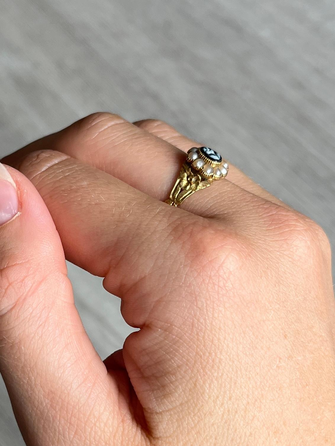 This ring has a sardonyx stone set in the 9carat gold which is surrounded by pearls. The stone has a detailed forget me not flower motif carved into it. 

Ring size: M or 6 1/4 
Stone Dimensions: 5.5x4mm

Weight: 2.1g