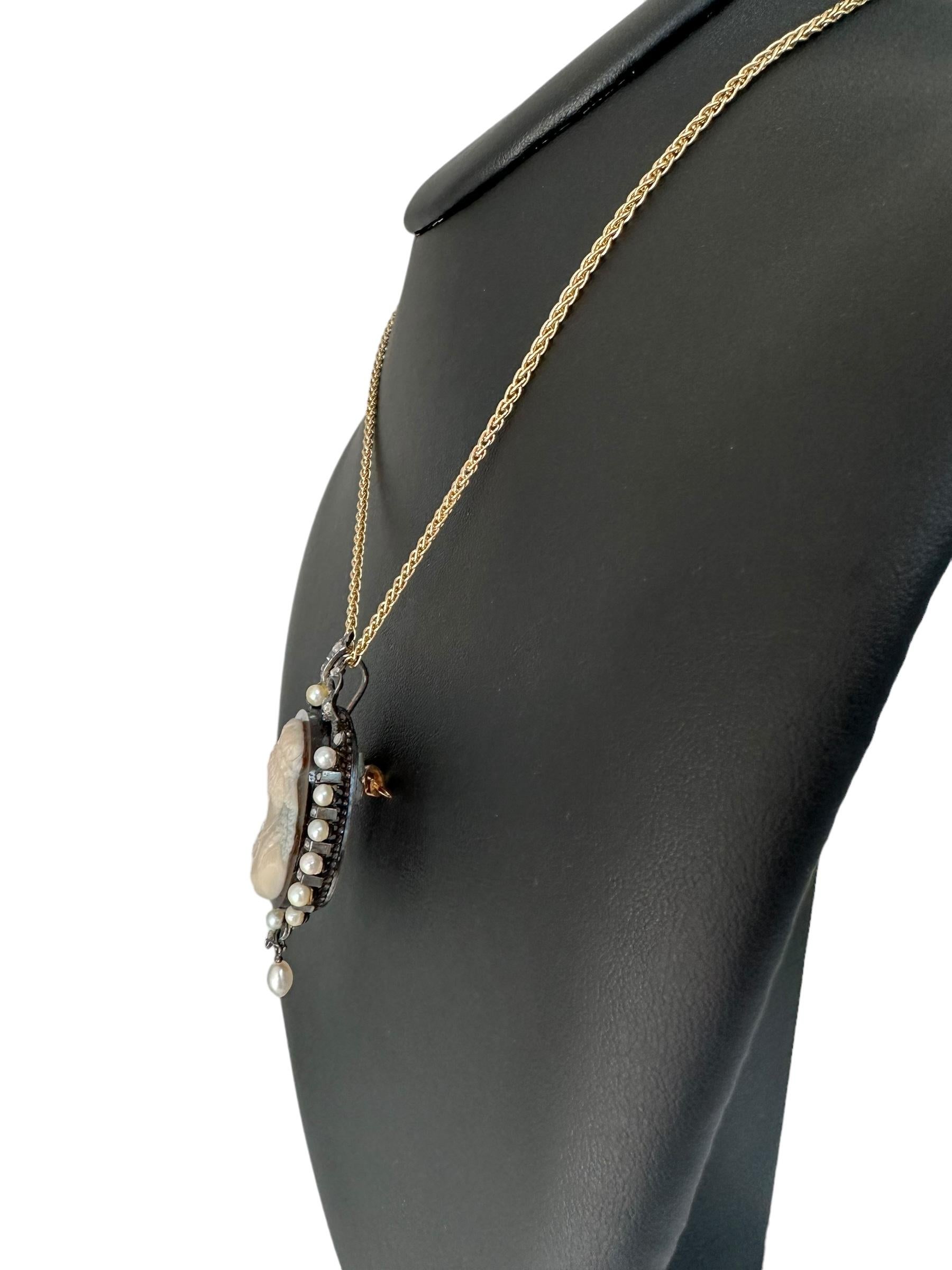 Artigiano Cammeo vittoriano in sardonica del 1880 Perle e diamanti su oro e argento in vendita