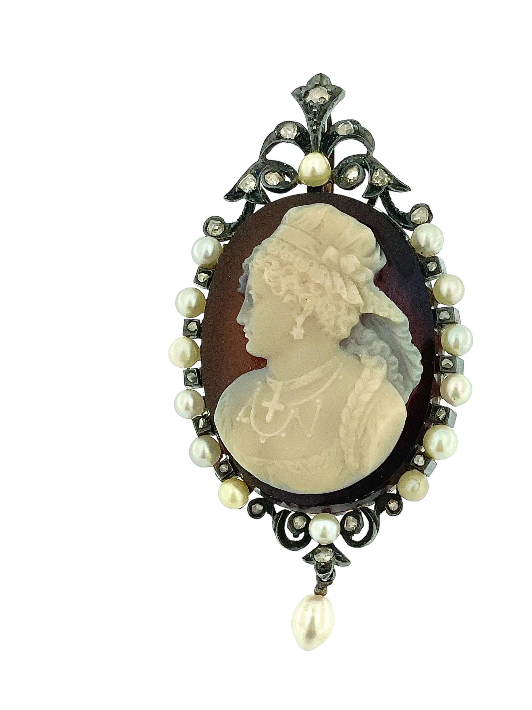 Taglio a rosa Cammeo vittoriano in sardonica del 1880 Perle e diamanti su oro e argento in vendita