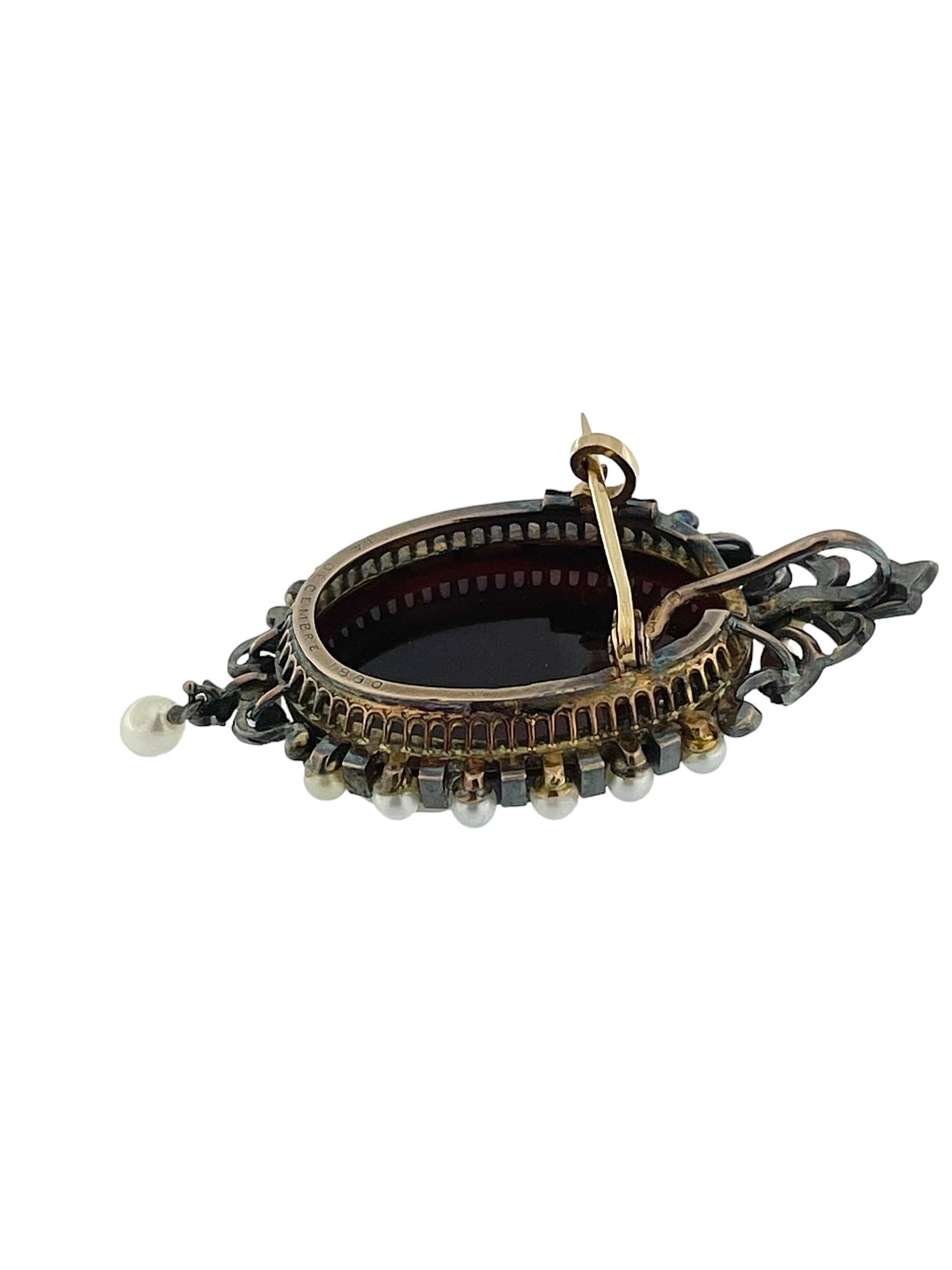 Cammeo vittoriano in sardonica del 1880 Perle e diamanti su oro e argento in vendita 1