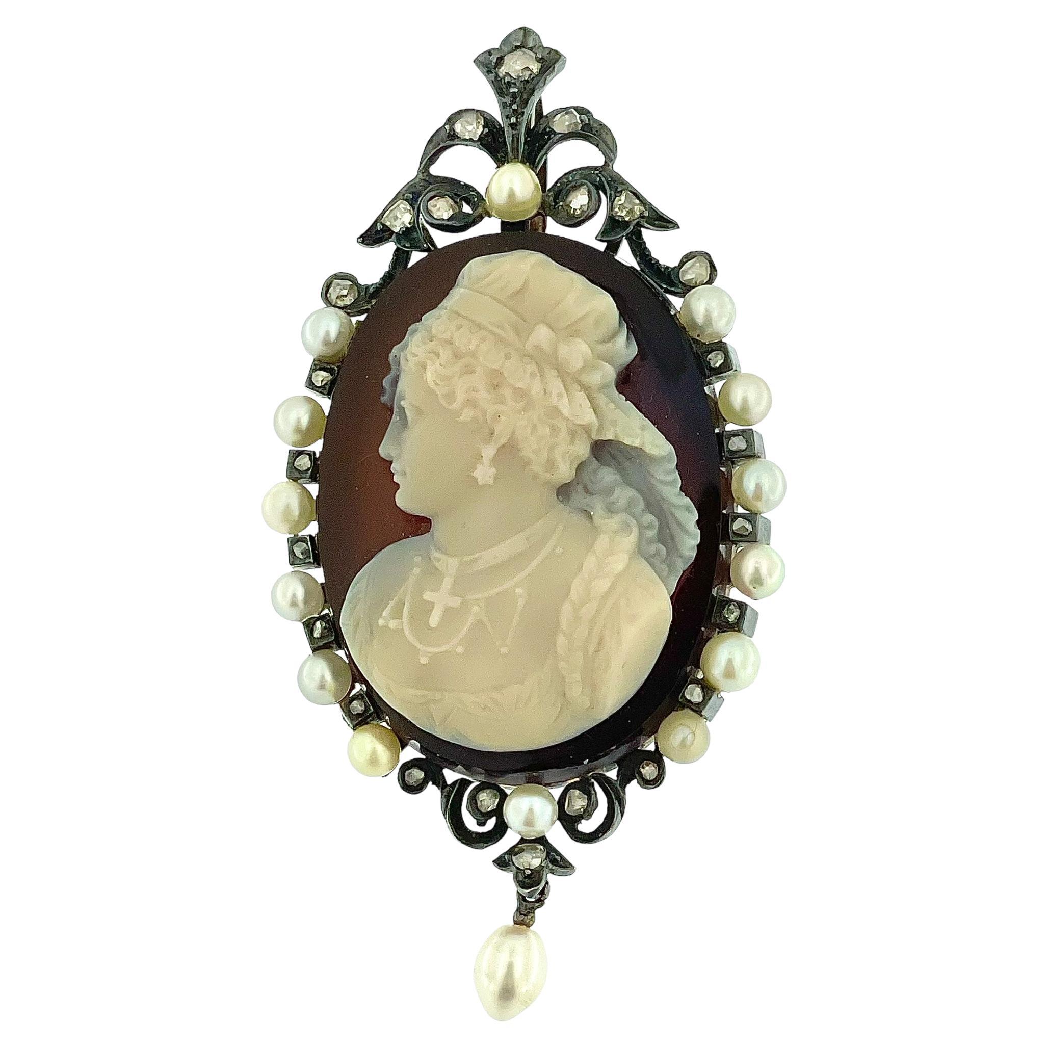 Camafeo victoriano de sardónice de 1880 Perlas y diamantes sobre oro y plata