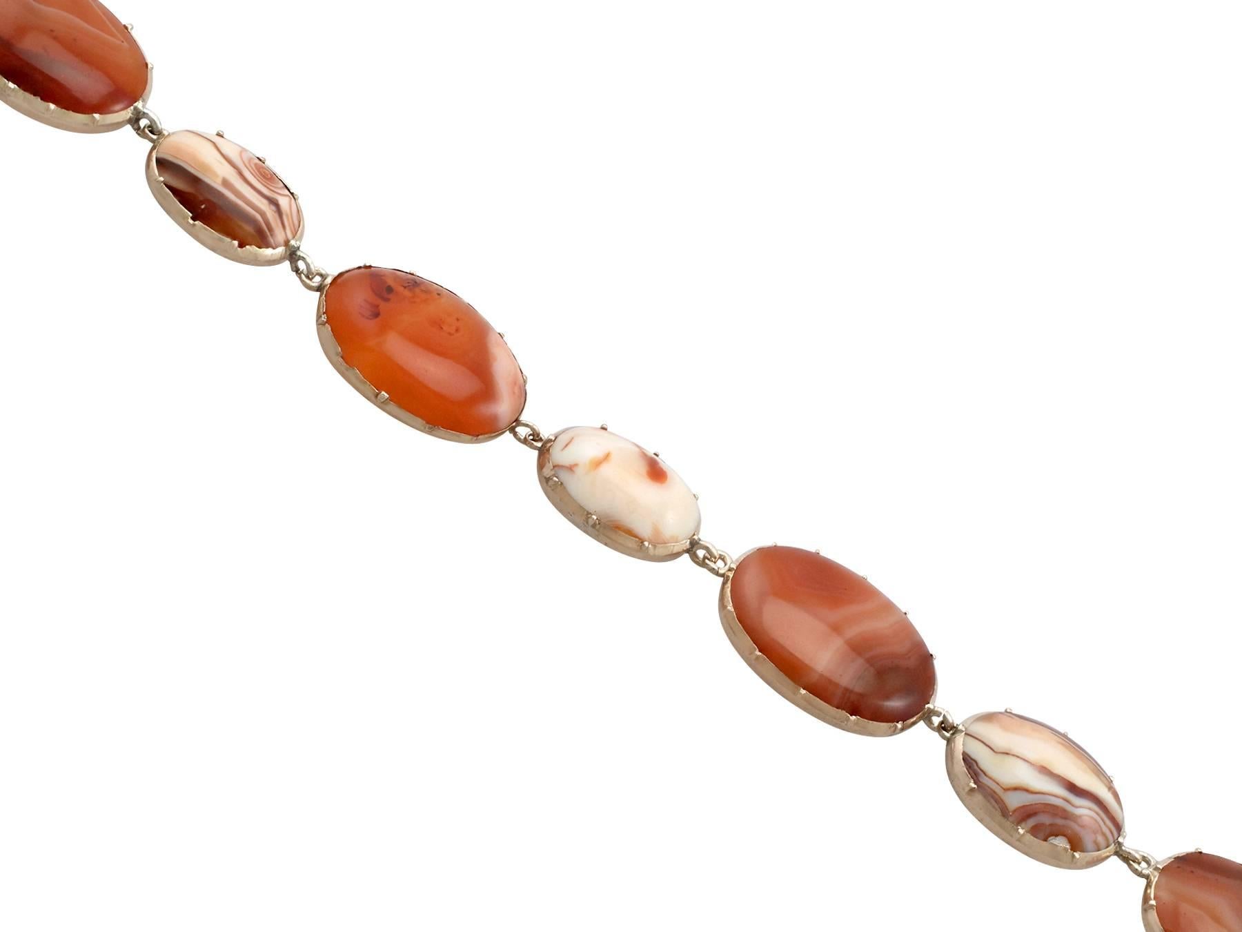 1850s Antique Victorian Cabochon Cut Sardonyx Yellow Gold Bracelet In Excellent Condition In Jesmond, Newcastle Upon Tyne