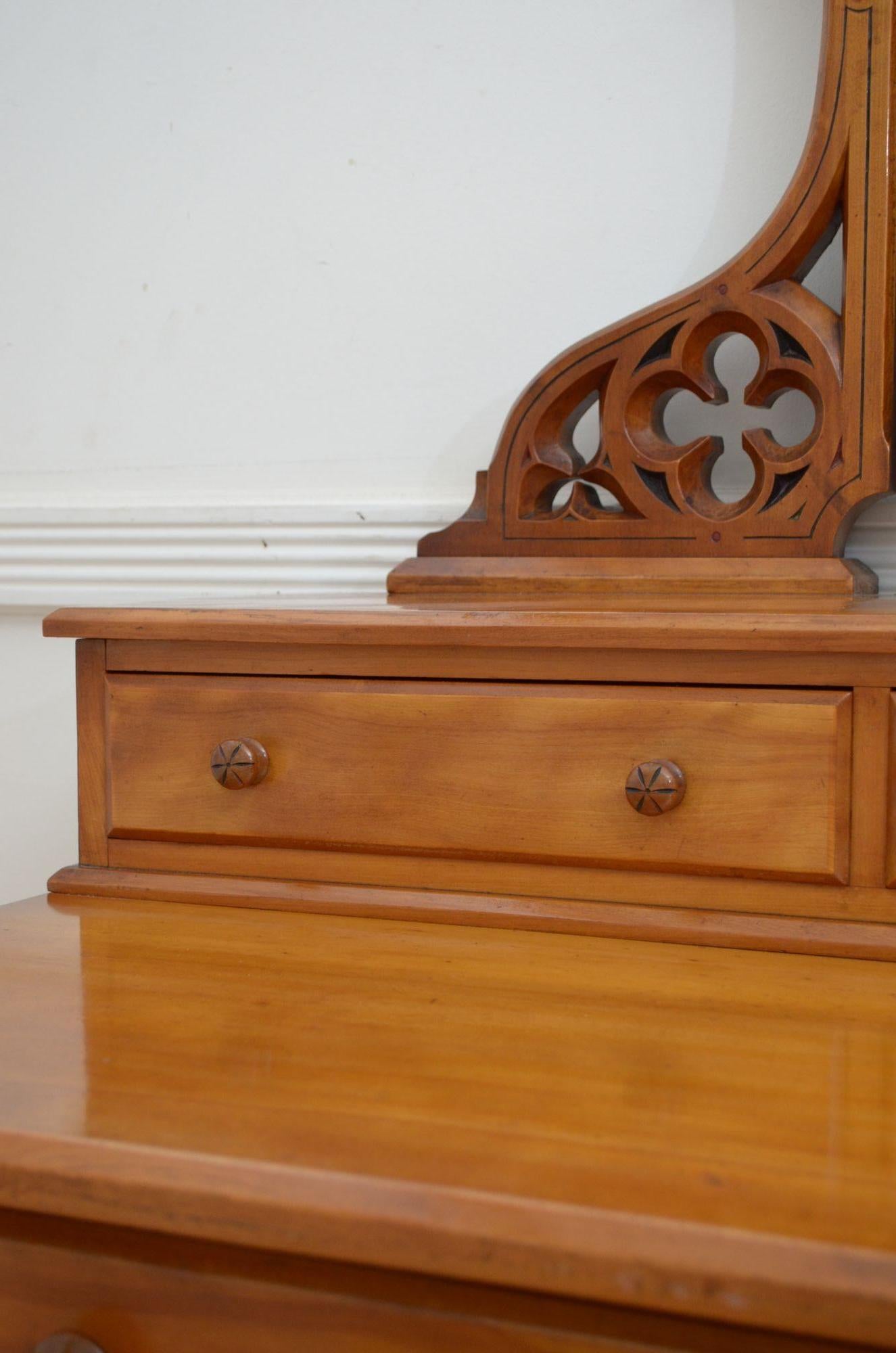 Victorian Satin birch dressing table with a Chair In Good Condition For Sale In Whaley Bridge, GB