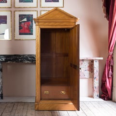 Armoire victorienne à fronton en bouleau satiné