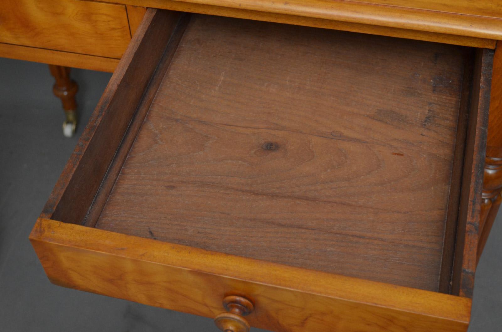 Viktorianischer Schreibtisch aus satinierter Birke (Satin) im Angebot