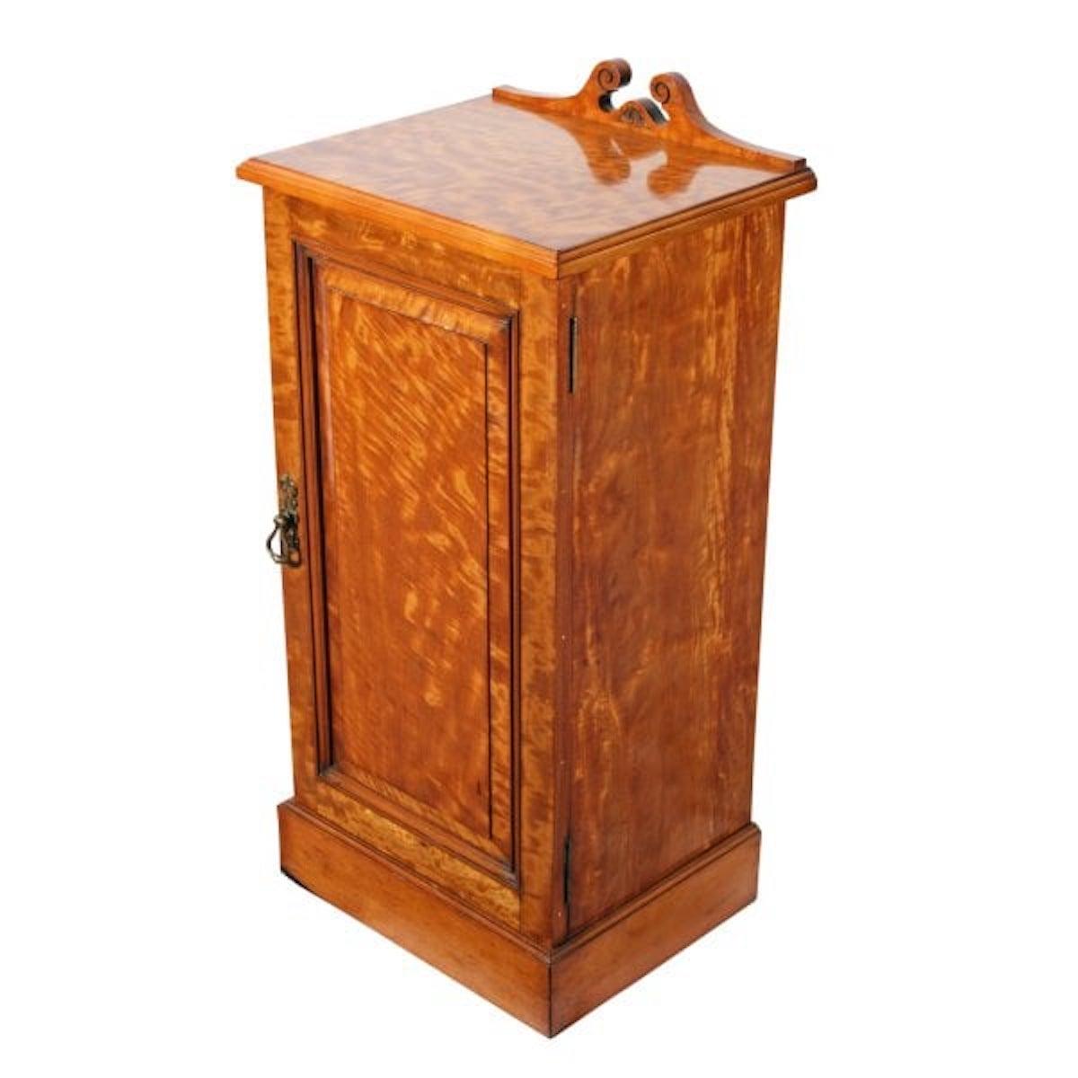 Victorian Satinwood Bedside Cabinet

A late 19th century Victorian satinwood bedside cabinet.

The cabinet has a right hand opening door that has a fielded panel, a brass pull handle and an original ball catch to keep the door closed.

The top