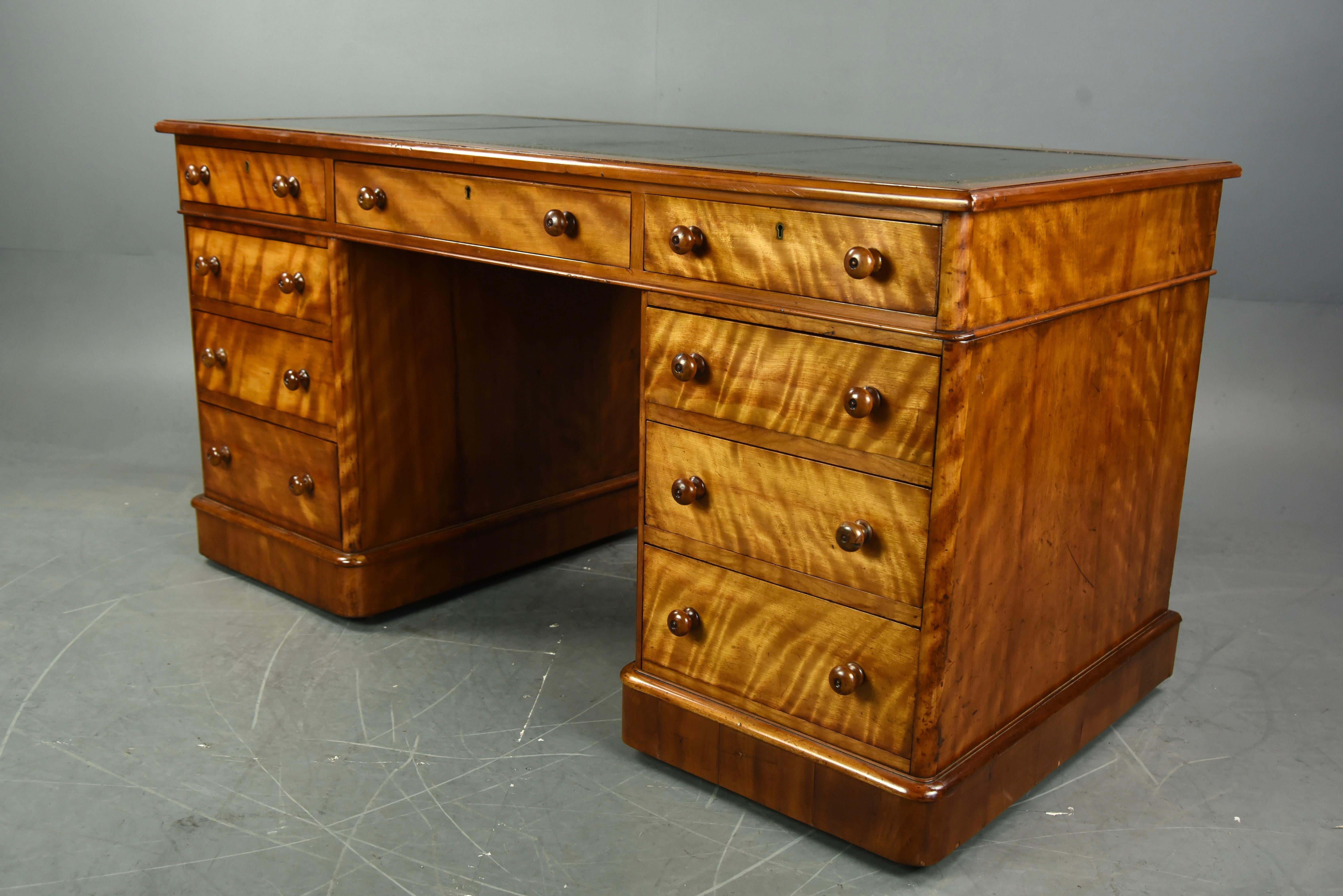 Victorian Satinwood Pedestal Desk In Good Condition In Chelmsford, GB