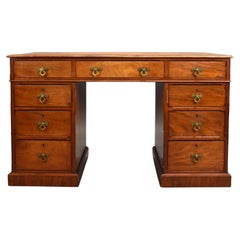 Escritorio Victoriano con Pedestal de Madera Satinada
