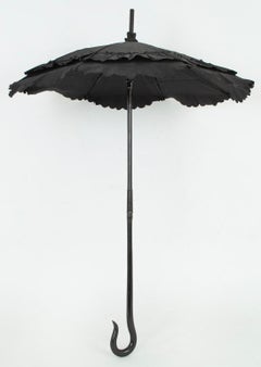 Ombrelle de deuil festonnée victorienne à tige pliante en ébène - 19, 1890s