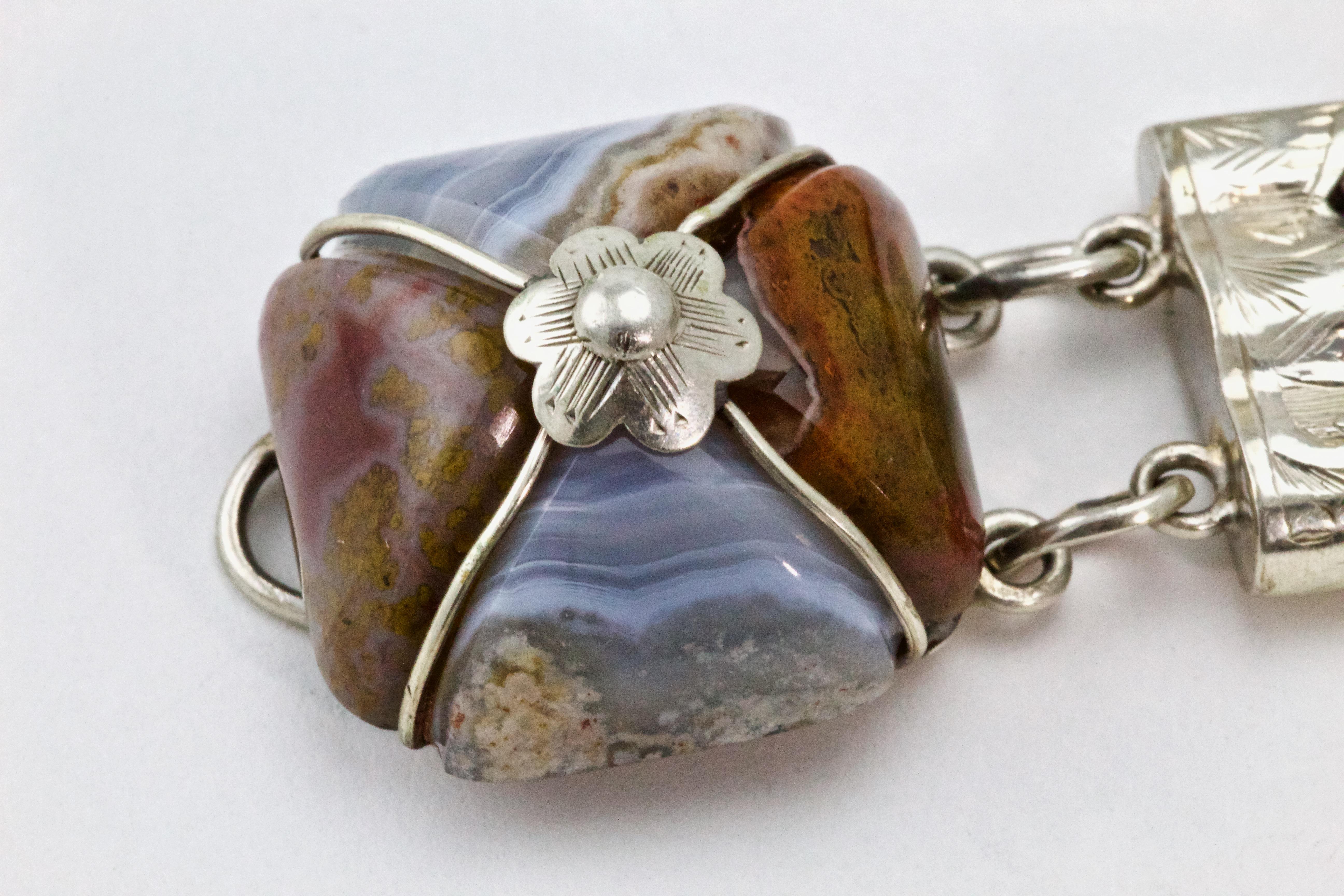 Questo favoloso, insolito, antico bracciale vittoriano in argento scozzese, risalente al 1860-1880 circa, è incastonato con favolose maglie di agata fantasia di grandi dimensioni. Ogni maglia di agata lucidata ha una tonalità meravigliosa che mostra
