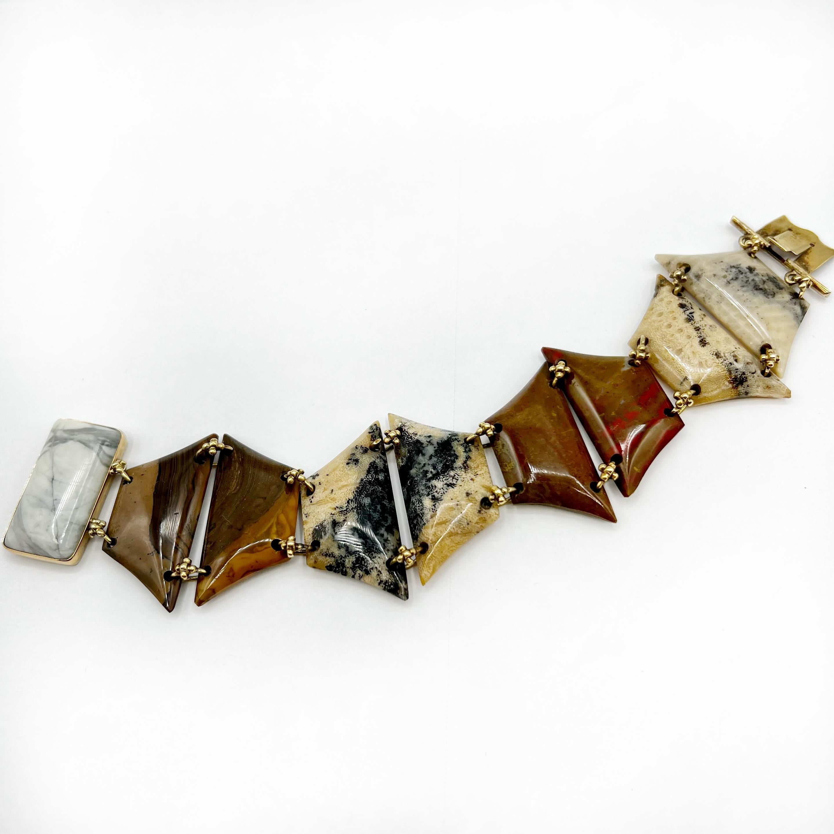 Si tratta di un bellissimo bracciale vittoriano in agata scozzese collegato con maglie floreali in oro giallo 15 carati. Ogni pezzo di agata è totalmente unico e vanta varie tonalità terrestri, dai verdi profondi ai marroni, ai rossi e ai crema, con