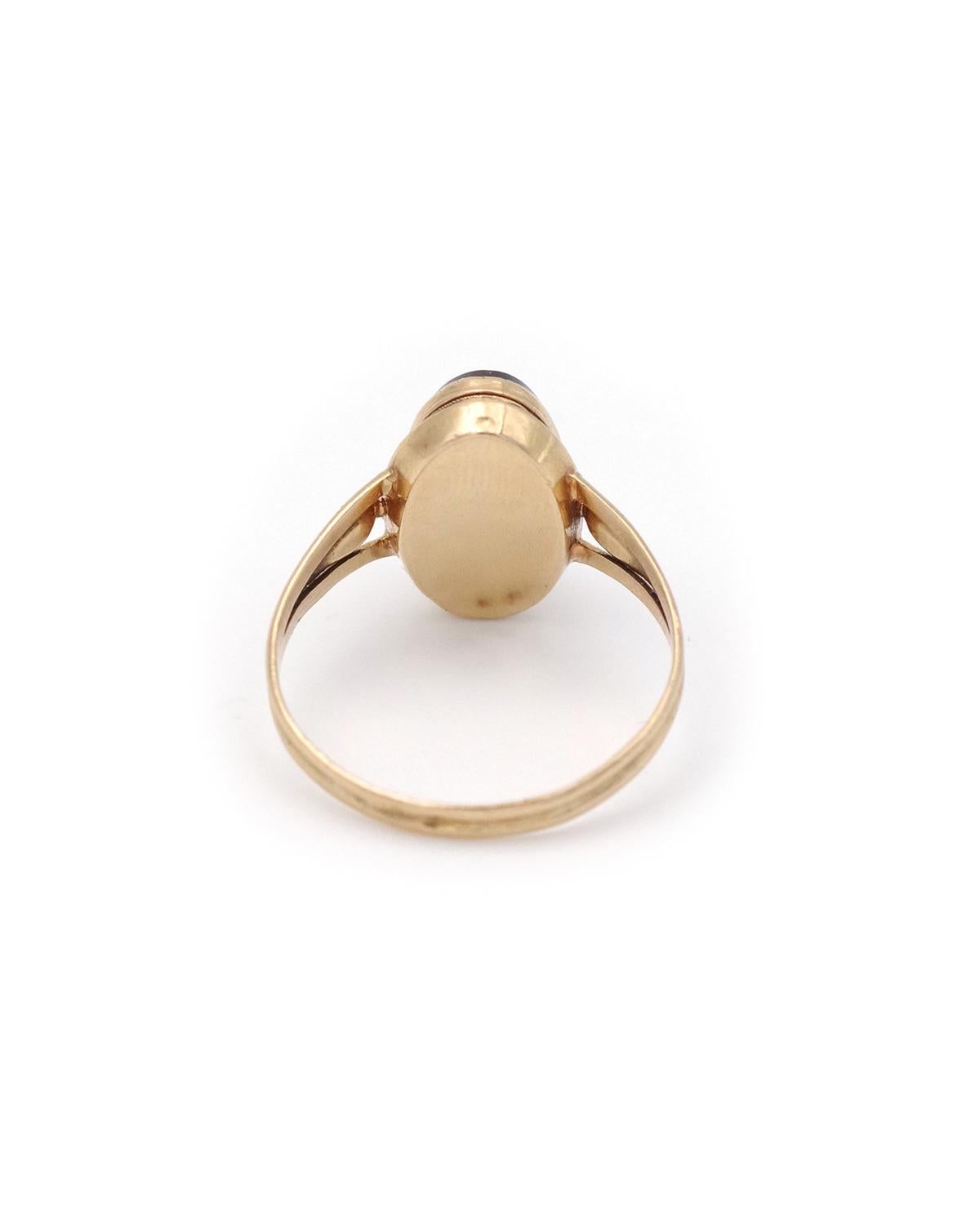 Victorien tardif Bague victorienne à médaillon secret en pierre de sang en or 18k, bague ancienne à poison française. en vente