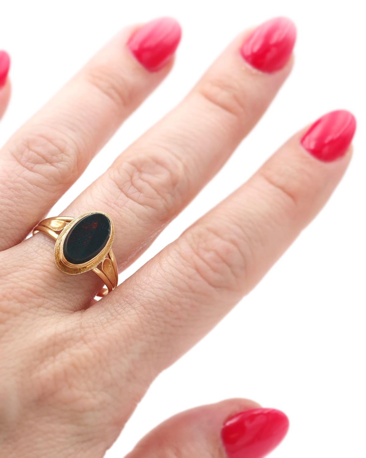 Taille cabochon Bague victorienne à médaillon secret en pierre de sang en or 18k, bague ancienne à poison française. en vente