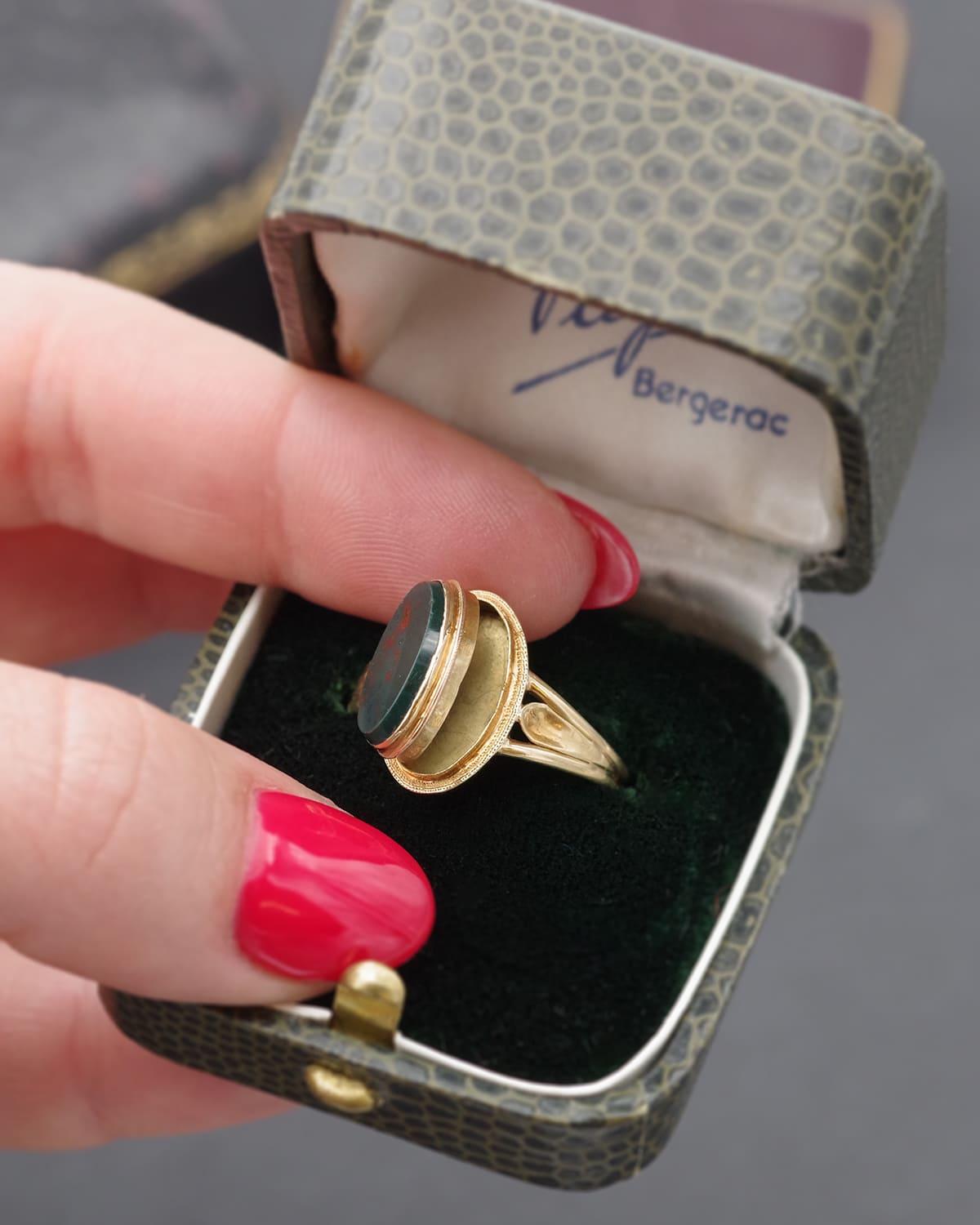 Bague victorienne à médaillon secret en pierre de sang en or 18k, bague ancienne à poison française. Bon état - En vente à PARIS, FR
