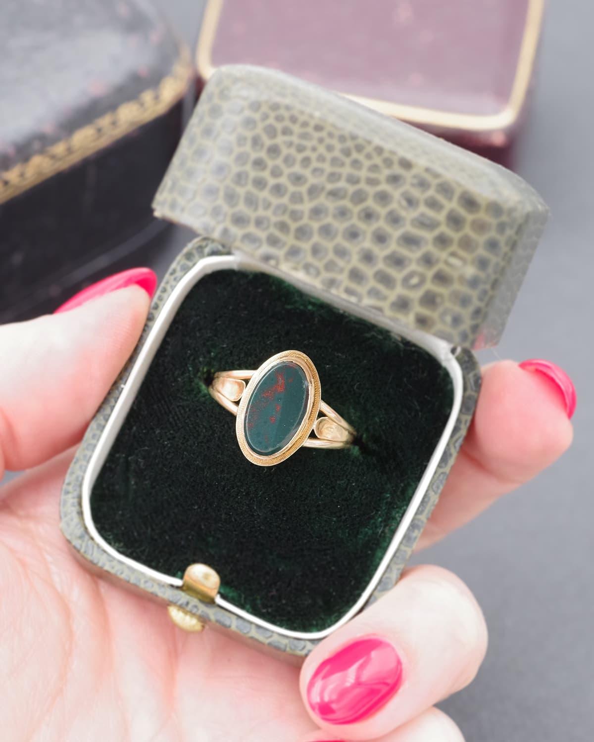 Bague victorienne à médaillon secret en pierre de sang en or 18k, bague ancienne à poison française. Unisexe en vente