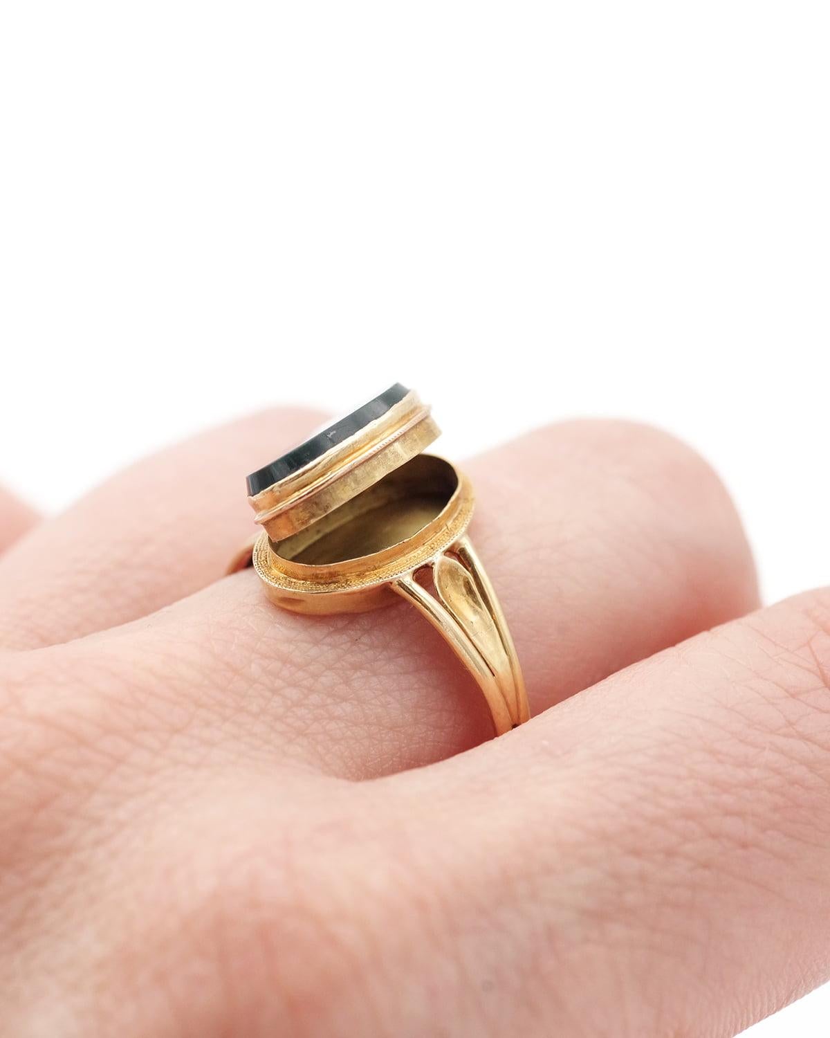 Bague victorienne à médaillon secret en pierre de sang en or 18k, bague ancienne à poison française. en vente 2
