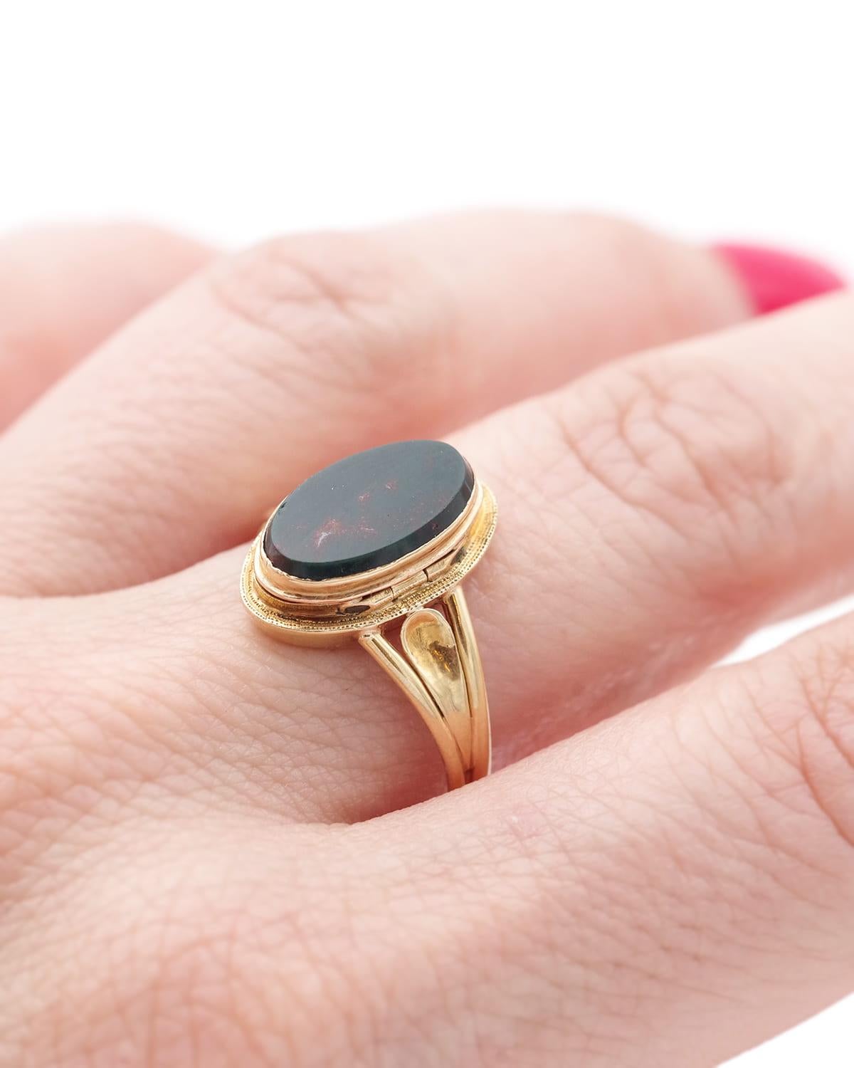 Bague victorienne à médaillon secret en pierre de sang en or 18k, bague ancienne à poison française. en vente 3
