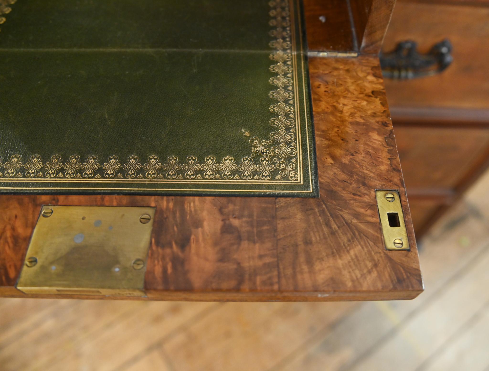 Splendido secretaire in noce con piano di scrittura estraibile e piano in pelle lavorata a mano
Inoltre, ci sono molti piccoli cassetti intorno alla superficie di scrittura in pelle.
Un grande pezzo salvaspazio, in quanto è sia un'elegante