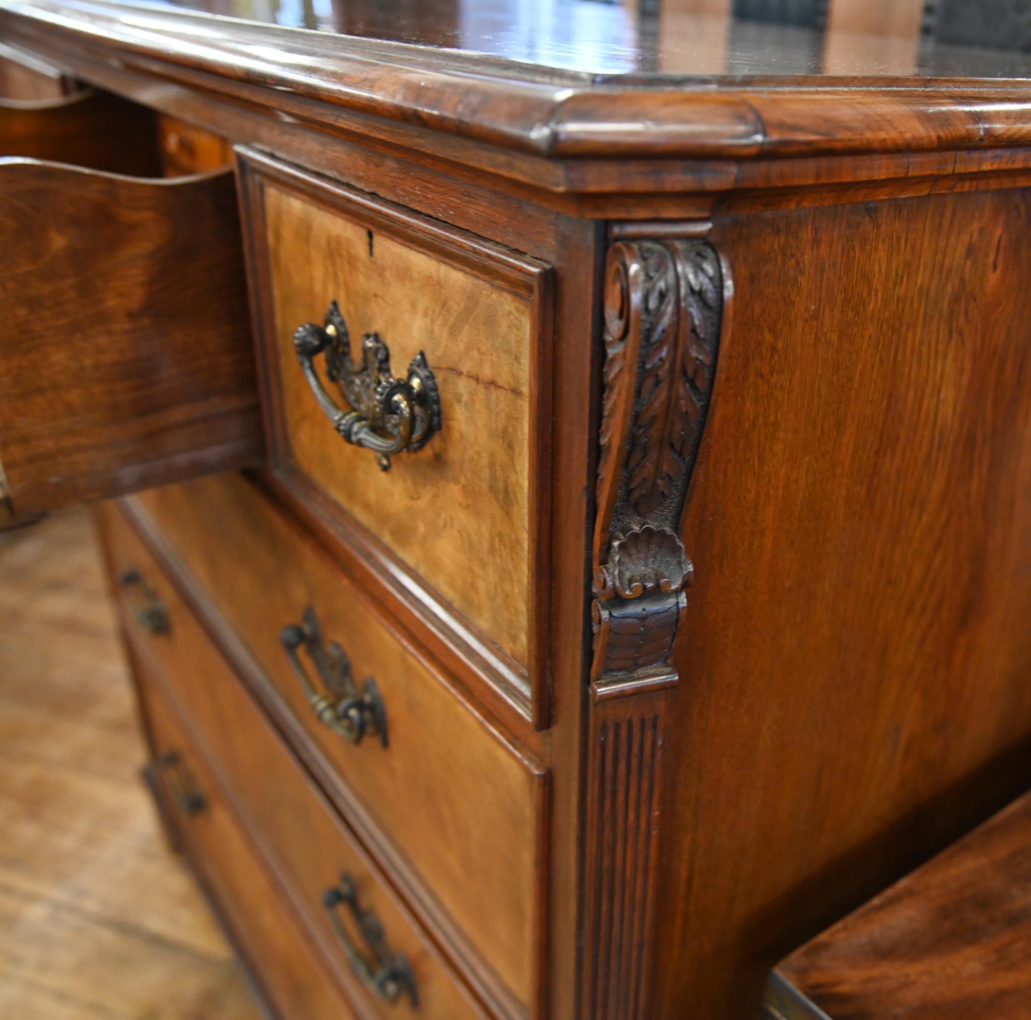 Secretaire Victorian Chest Desk Walnut 1840 In condizioni buone in vendita a Potters Bar, GB