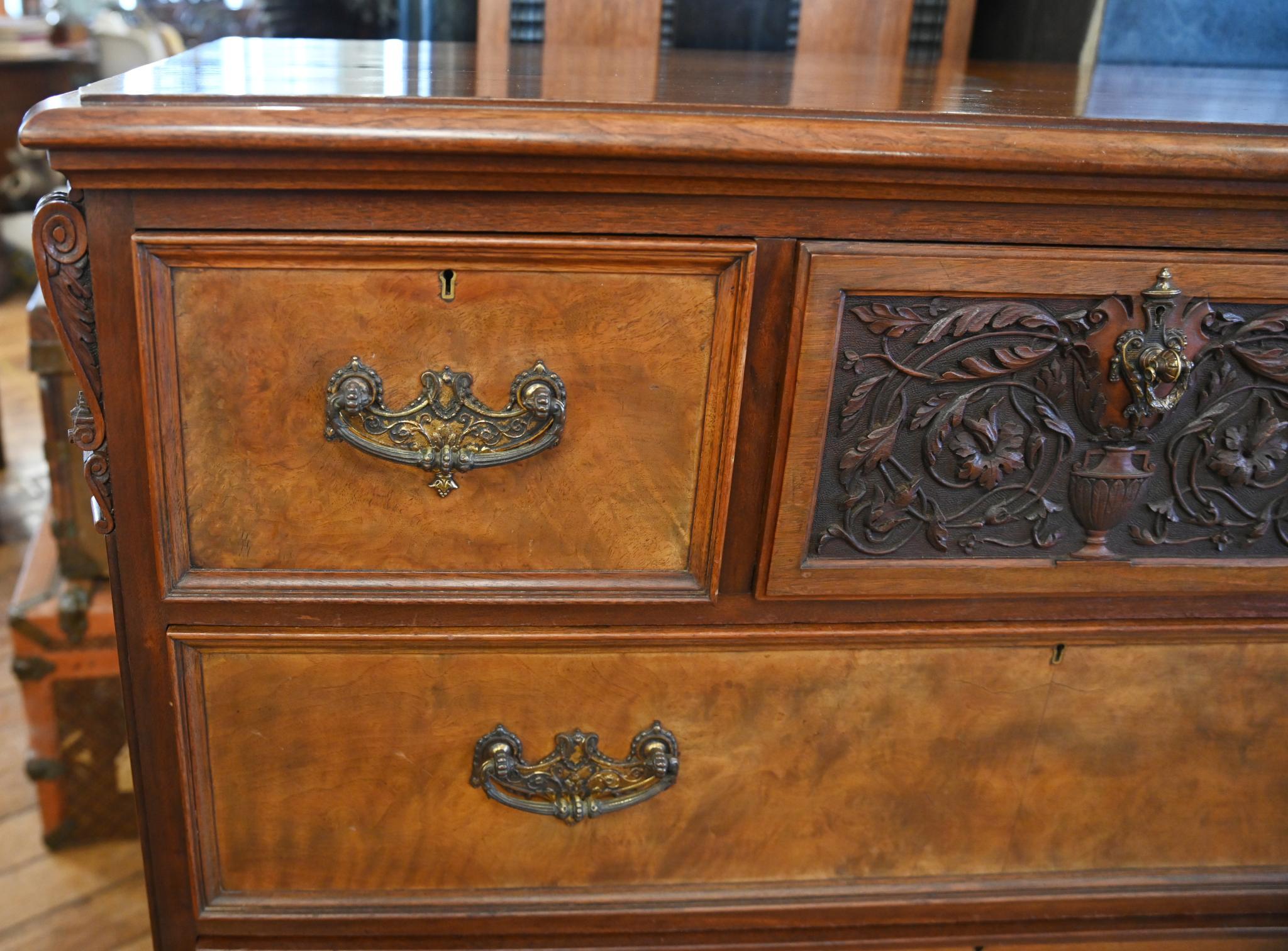 Secretaire Victorian Chest Desk Walnut 1840 in vendita 1