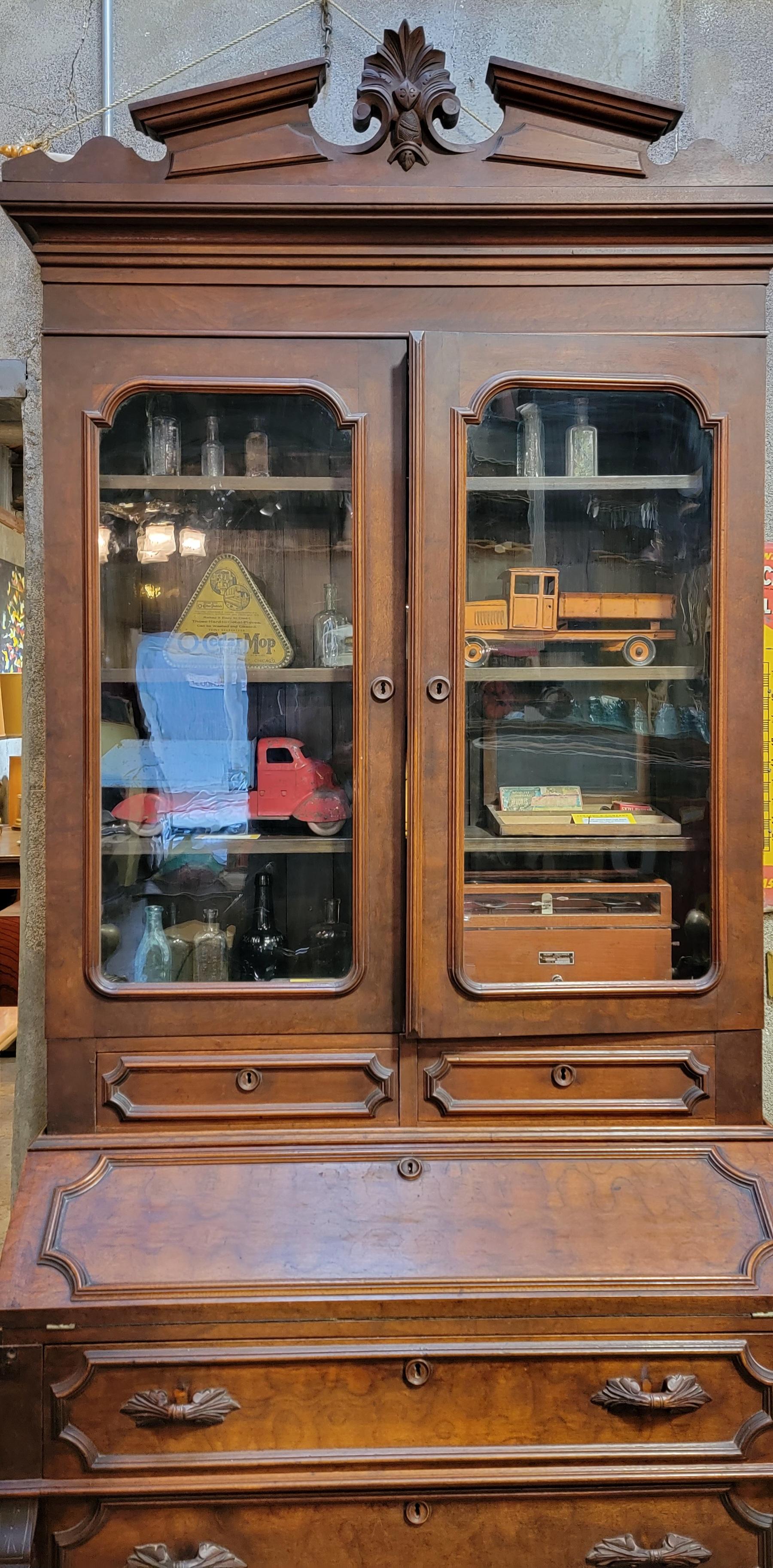 Bureau de secrétaire victorien américain en noyer massif. Circa. 1875. Bureau à abattant avec détails en érable piqué. Tirettes en noyer sculpté avec 