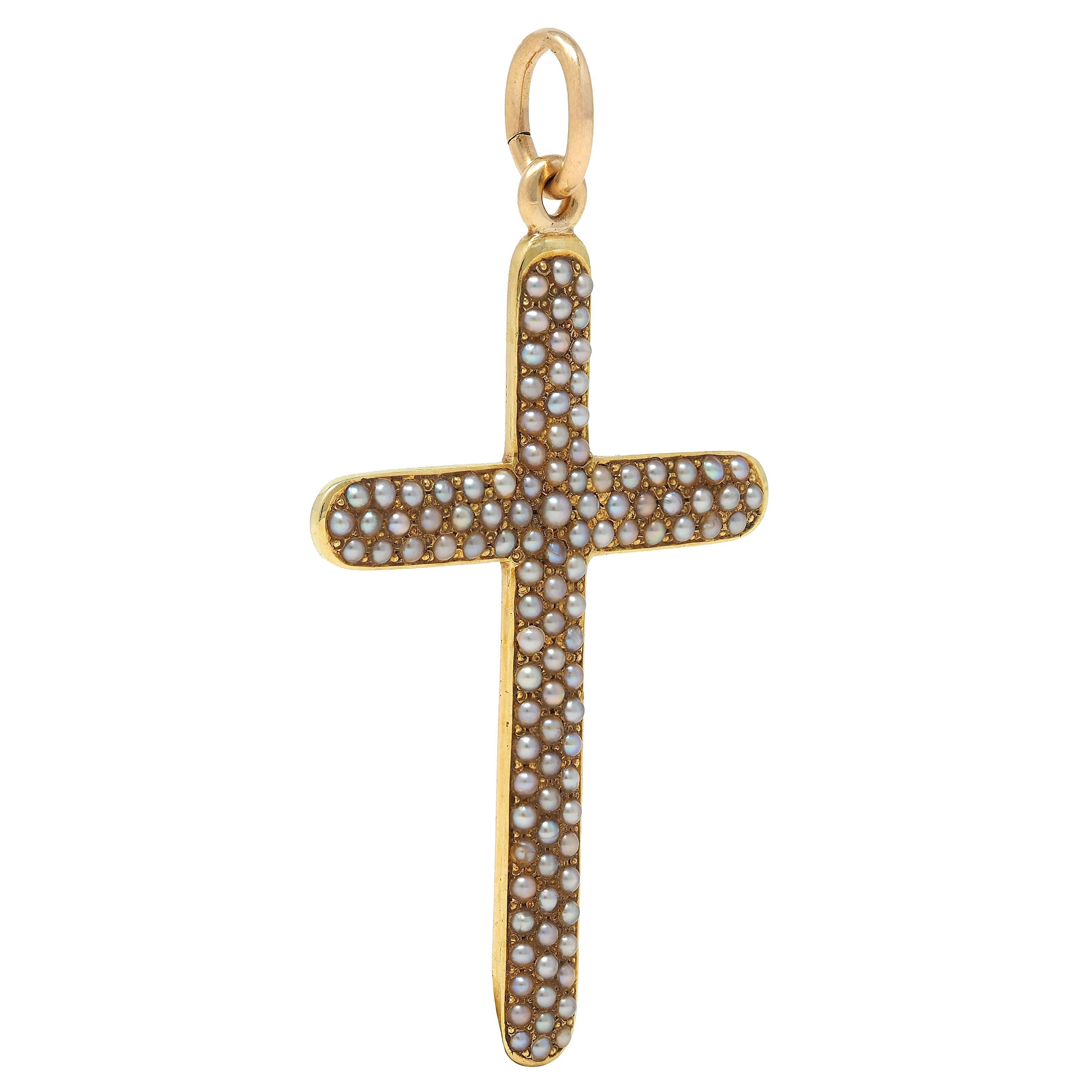 Design/One est une forme de croix suspendue à un anneau de saut.
Perles rondes de 1,0 à 2,0 mm serties sur toute la longueur.
Corps de couleur grise avec des reflets bleus et des irisations
Testé comme de l'or 14 carats
Circa : 1890s
Mesures : 1 x 1