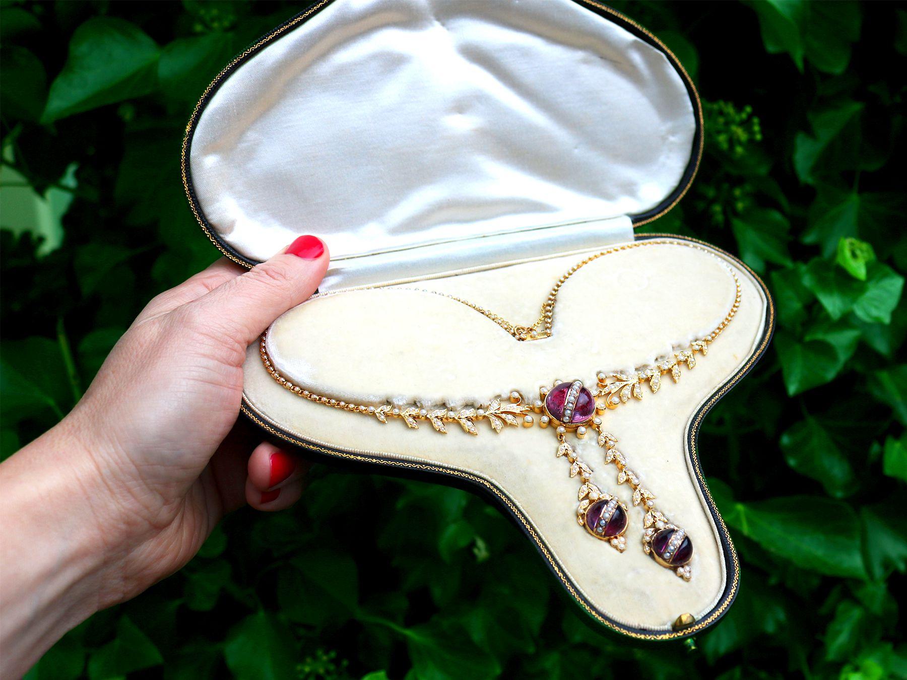 Eine atemberaubende antike viktorianische Perlenkette mit Kristall und 15 Karat Gelbgold; Teil unserer vielfältigen antiken Schmucksammlungen.

Diese atemberaubende, feine und beeindruckende antike Halskette wurde aus 15 Karat Gelbgold