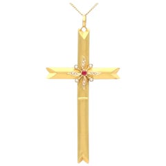 Ciondolo vittoriano a forma di croce in oro giallo con perle e gemme imitative