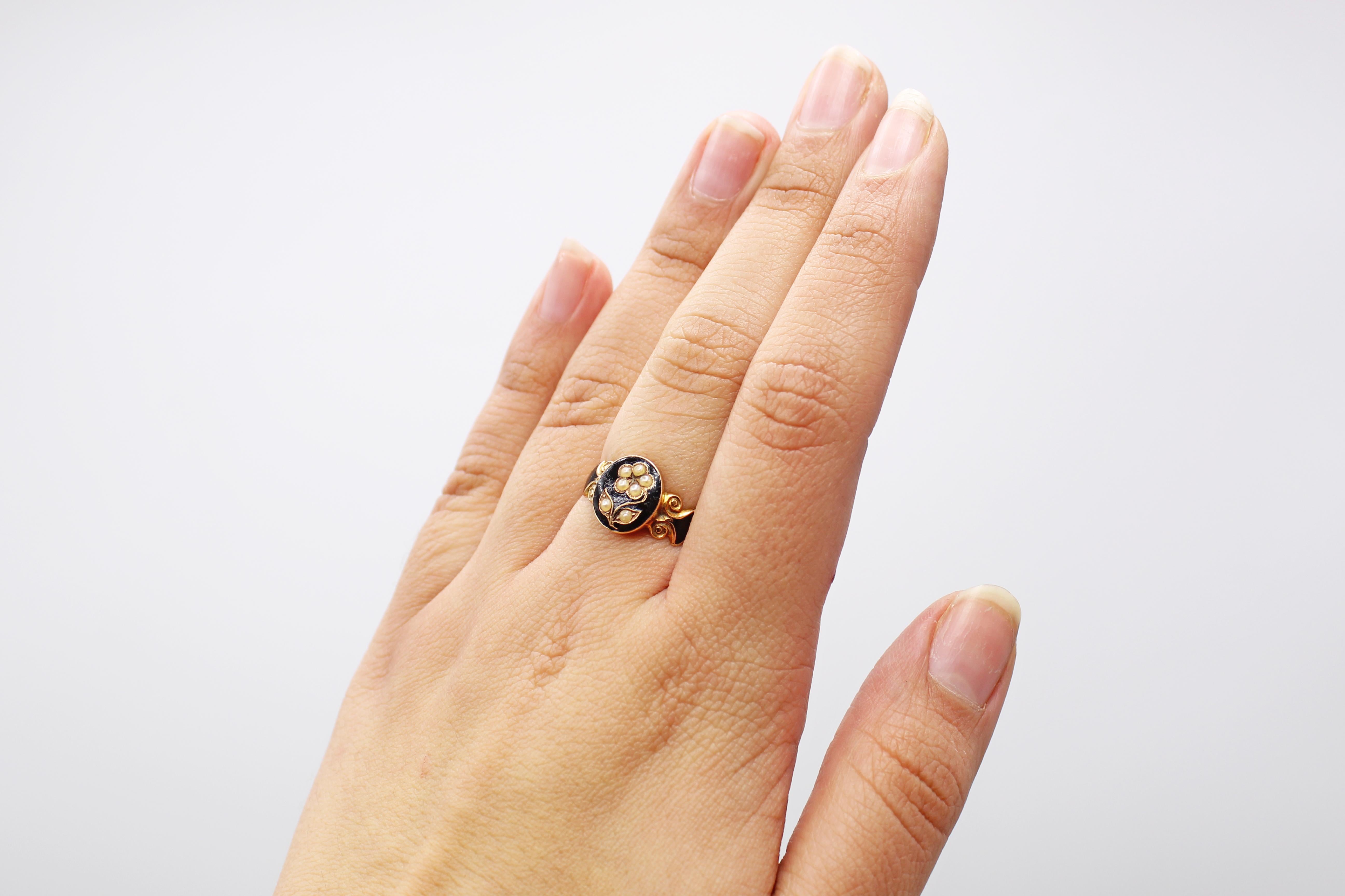 Victorian Seed Pearl Enamel Gold Flower Mourning Ring In Excellent Condition In New York, NY