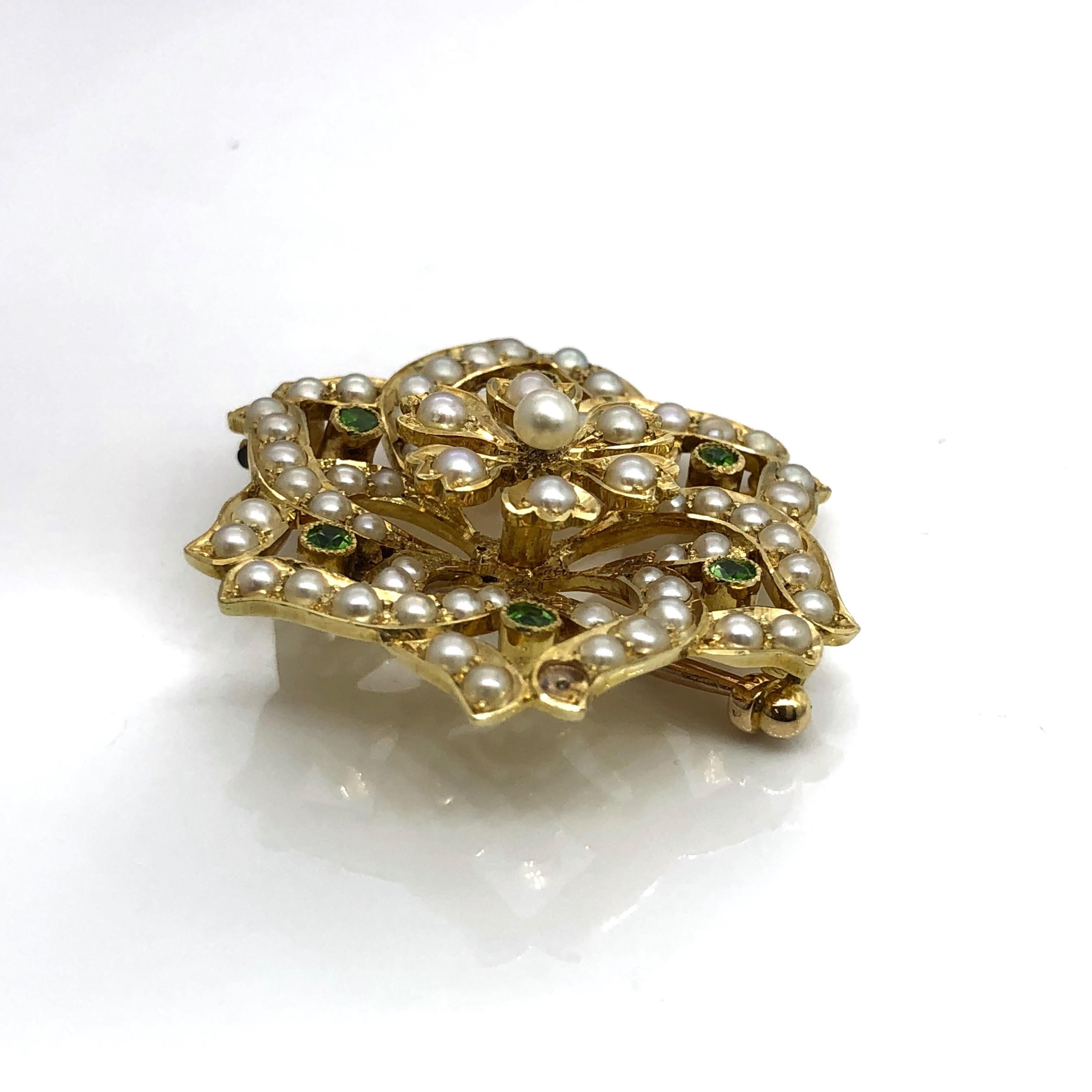Stunning Antique Late Victorian 15 Carat yellow gold Brooch
Encrusted with Seed Pearls and Peridots
In a shape of a flower with an elevated centre.
Dimensions: 31.2 mm x 31.2 mm.
Brooch weight is 8.6 grams