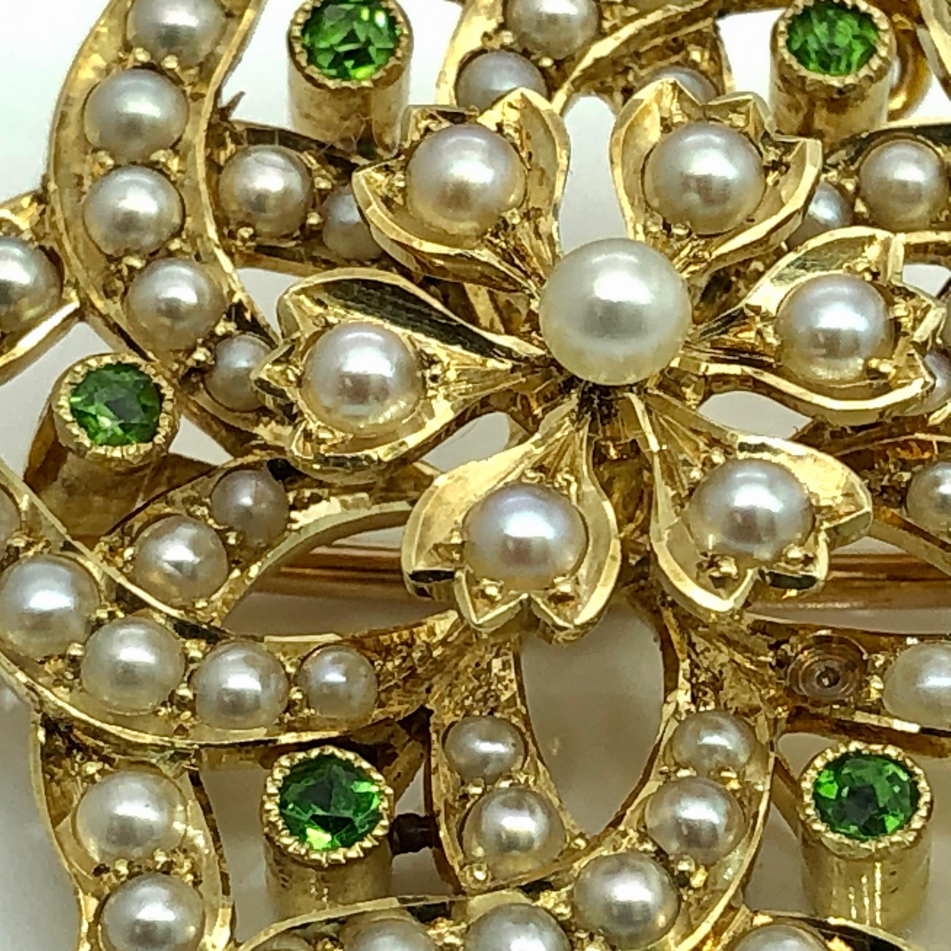 Victorian Seed Pearls and Peridots Gold Brooch In Good Condition For Sale In MELBOURNE, VIC