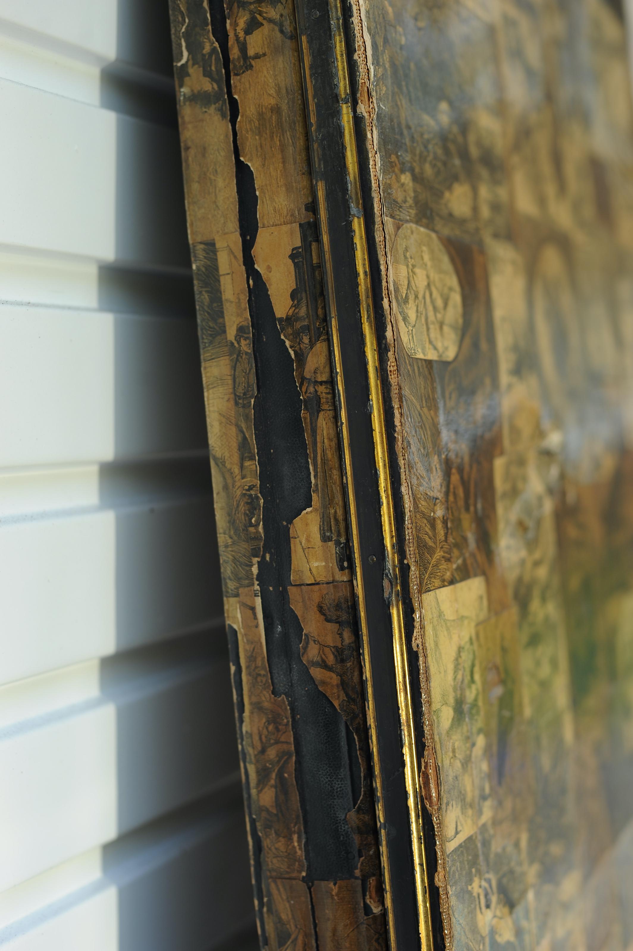 Viktorianische Sepia Decoupage zweiseitige drei Panel Folding Boudoir Ebonised Bildschirm mit Lederbindung 

Großer Paravent, der viktorianisches Leben und Gottheiten darstellt, im Originalzustand, mit handgemalter Decoupage.  

Ehemals im Besitz