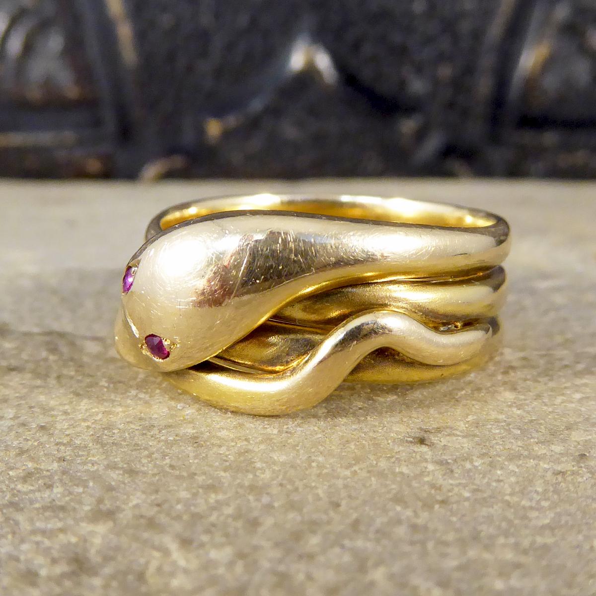 Viktorianischer Schlangenring mit Rubinaugen aus 18 Karat Gelbgold im Zustand „Gut“ in Yorkshire, West Yorkshire