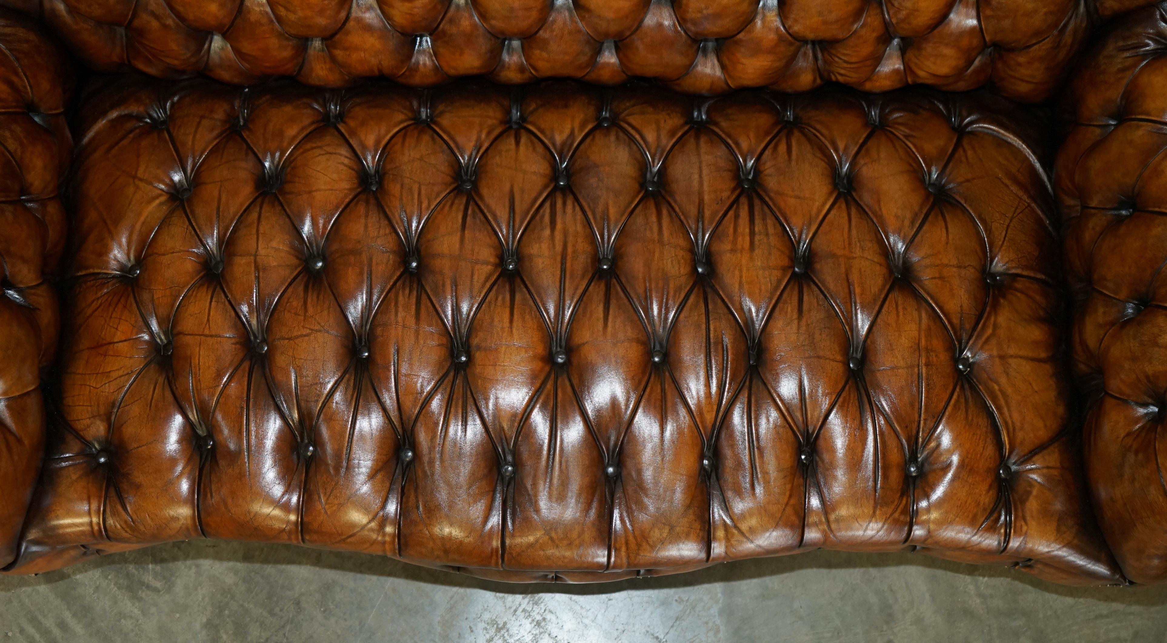 VICTORIAN SERPENTINE FRONTED HAND DYED RESTORED BROWN LEATHER CHESTERFiELD SOFA For Sale 2