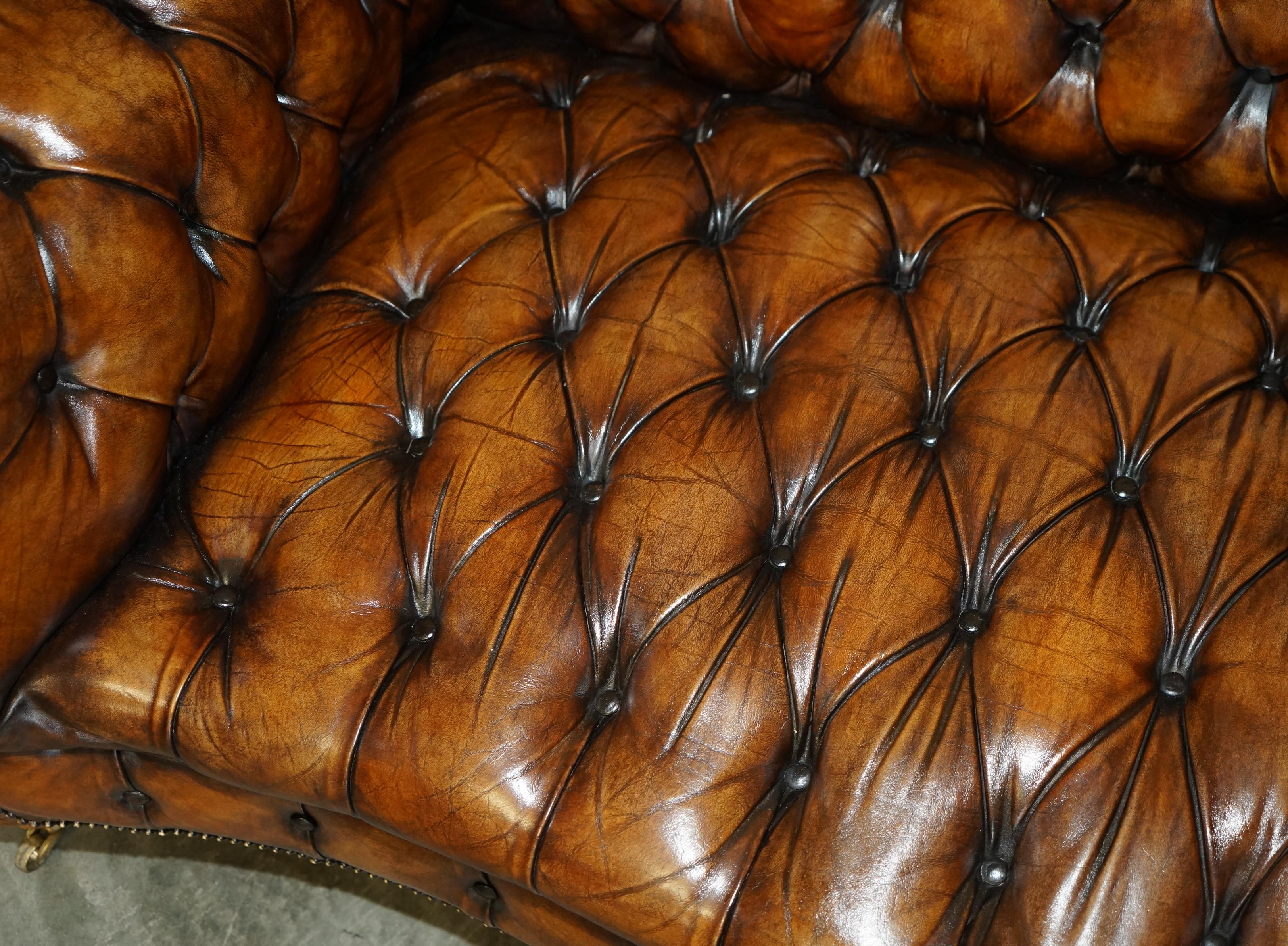 VICTORIAN SERPENTINE FRONTED HAND DYED RESTORED BROWN LEATHER CHESTERFiELD SOFA For Sale 3