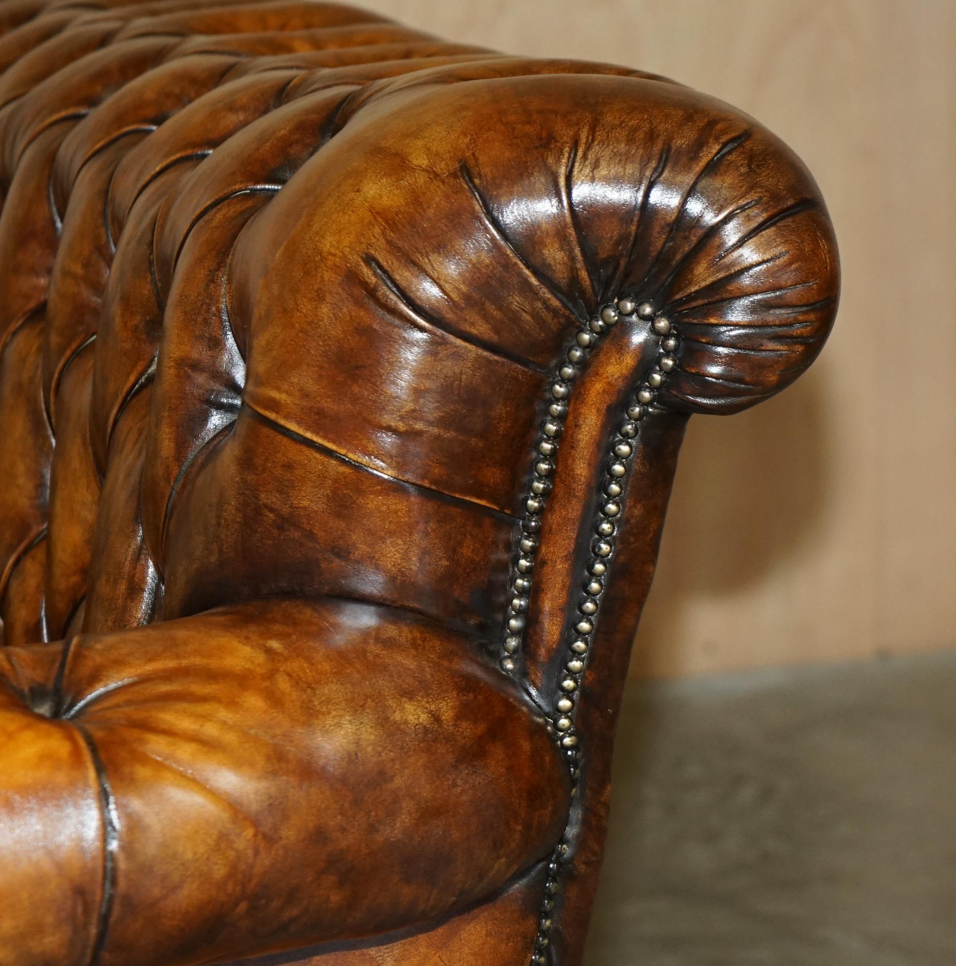 VICTORIAN SERPENTINE FRONTED HAND DYED RESTORED BROWN LEATHER CHESTERFiELD SOFA For Sale 10