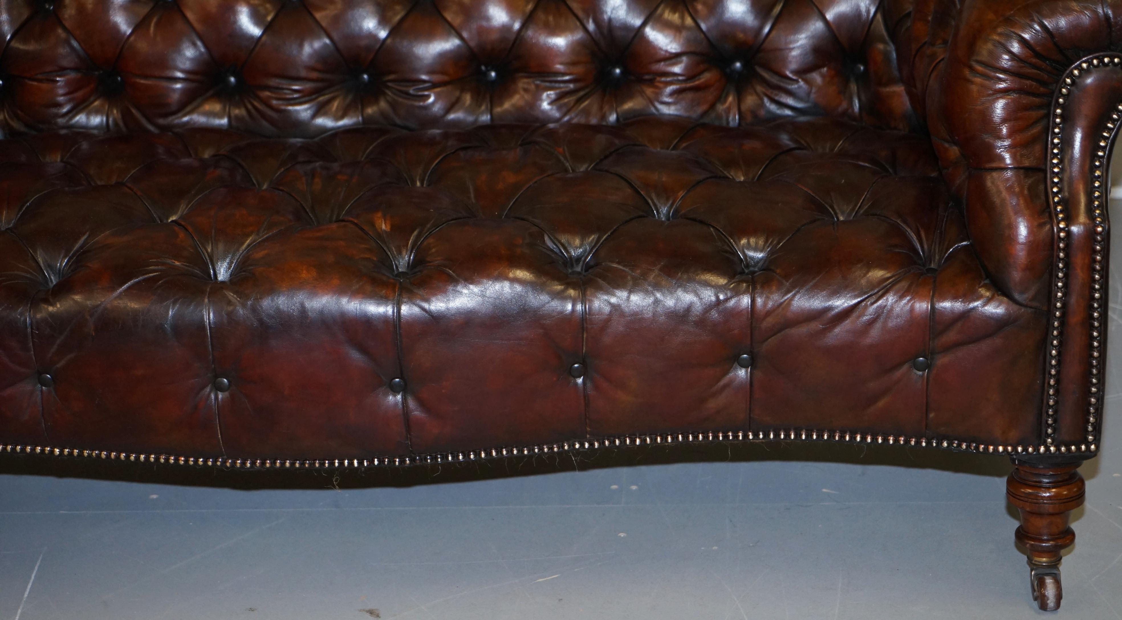 Canapé Chesterfield Victorien Serpentine en cuir brun whisky restauré et teint à la main en vente 7