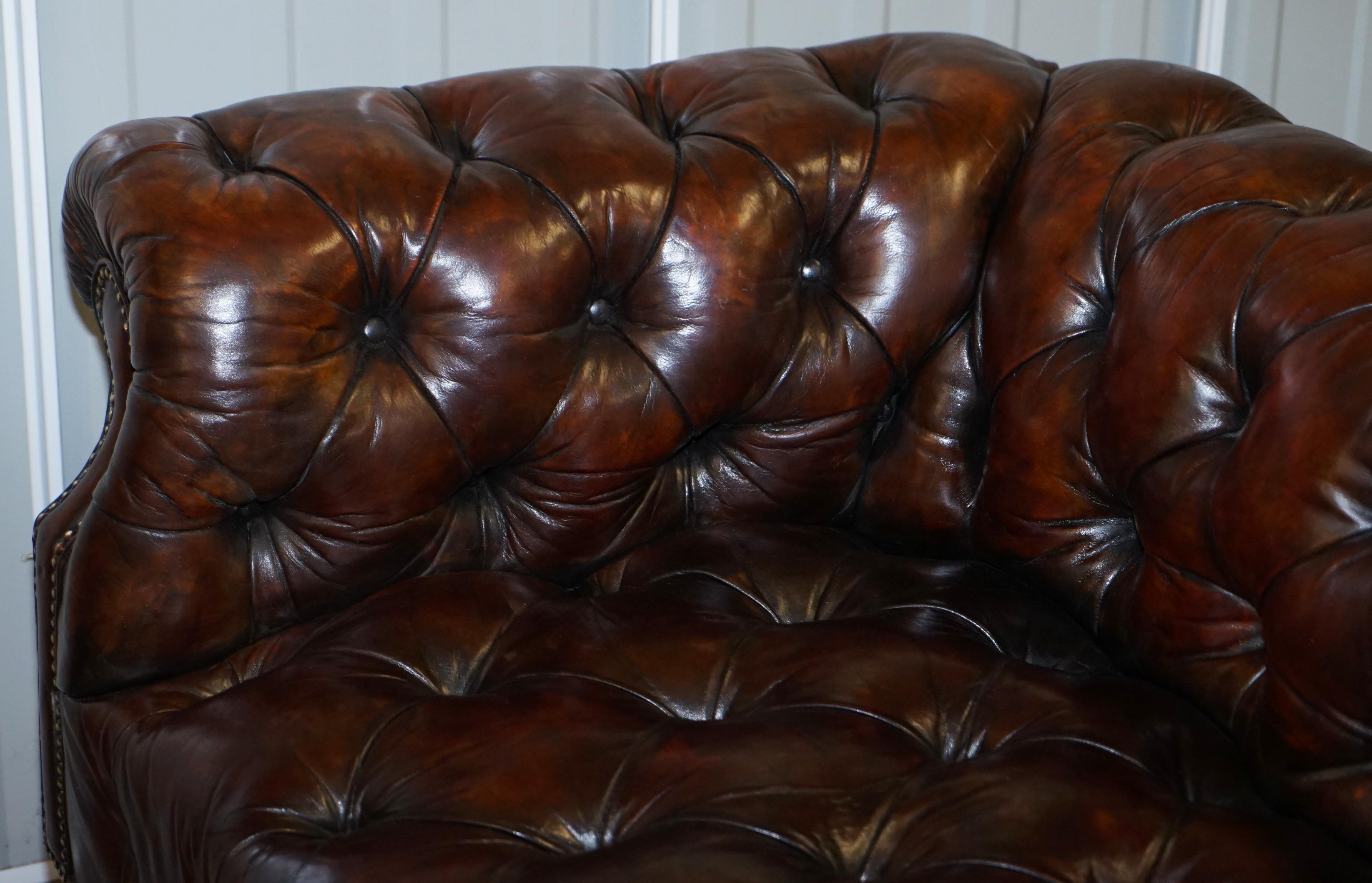 Canapé Chesterfield Victorien Serpentine en cuir brun whisky restauré et teint à la main en vente 8