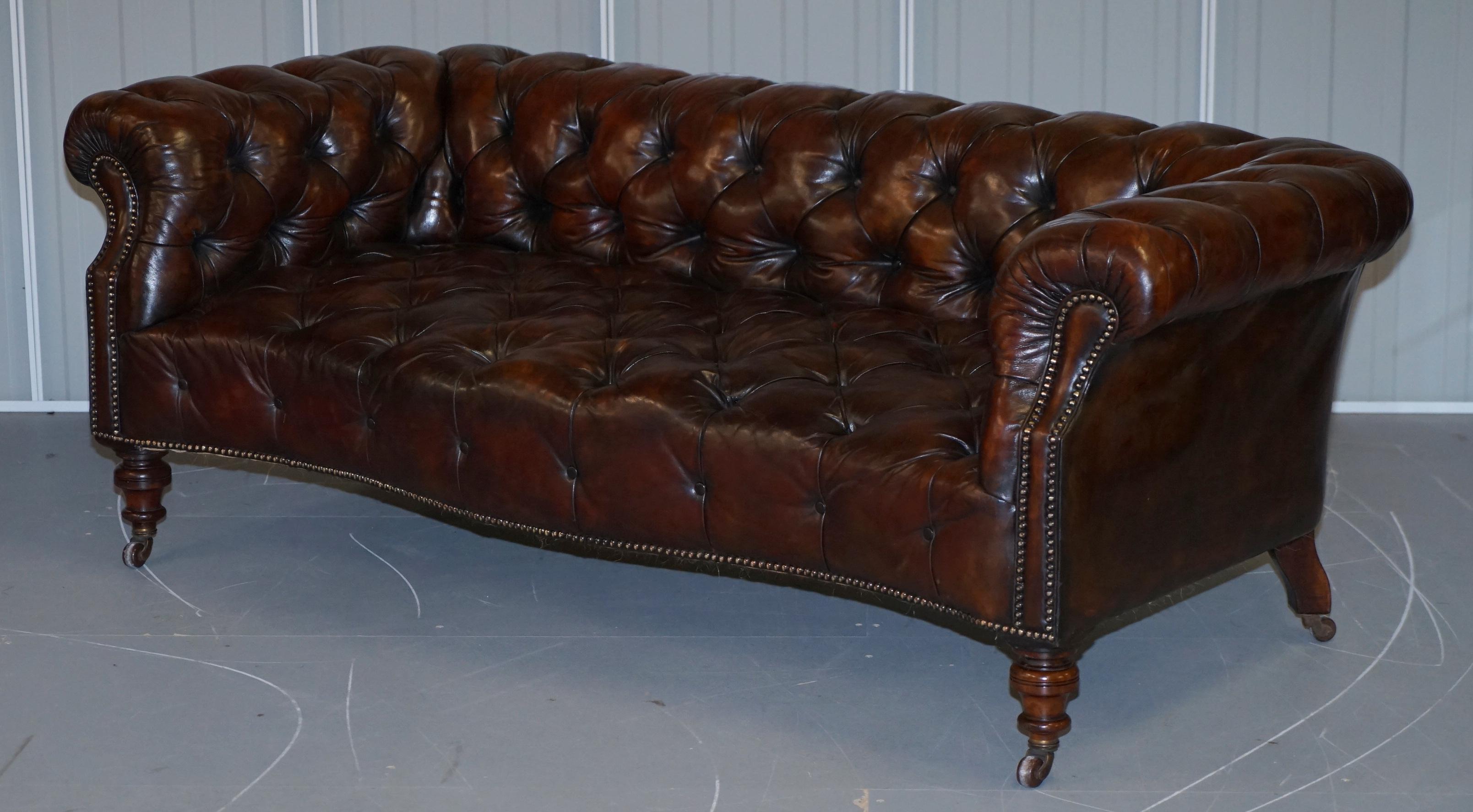 Anglais Canapé Chesterfield Victorien Serpentine en cuir brun whisky restauré et teint à la main en vente