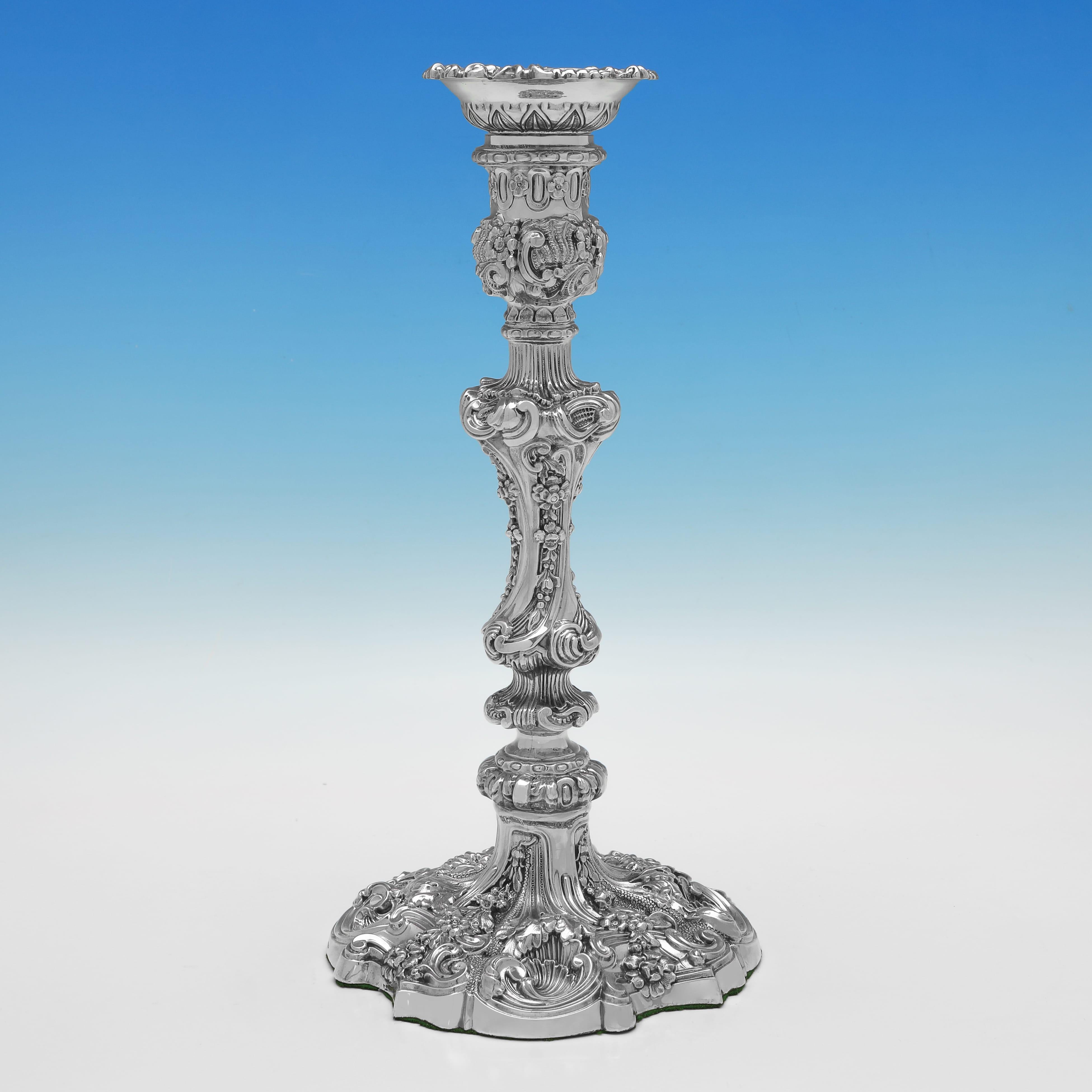 Marchiato a Sheffield nel 1898 e nel 1907 da Walker & Hall, questo splendido set di 4 candelieri antichi in argento sterling ha un design molto decorato. Ogni candeliere misura 13,25