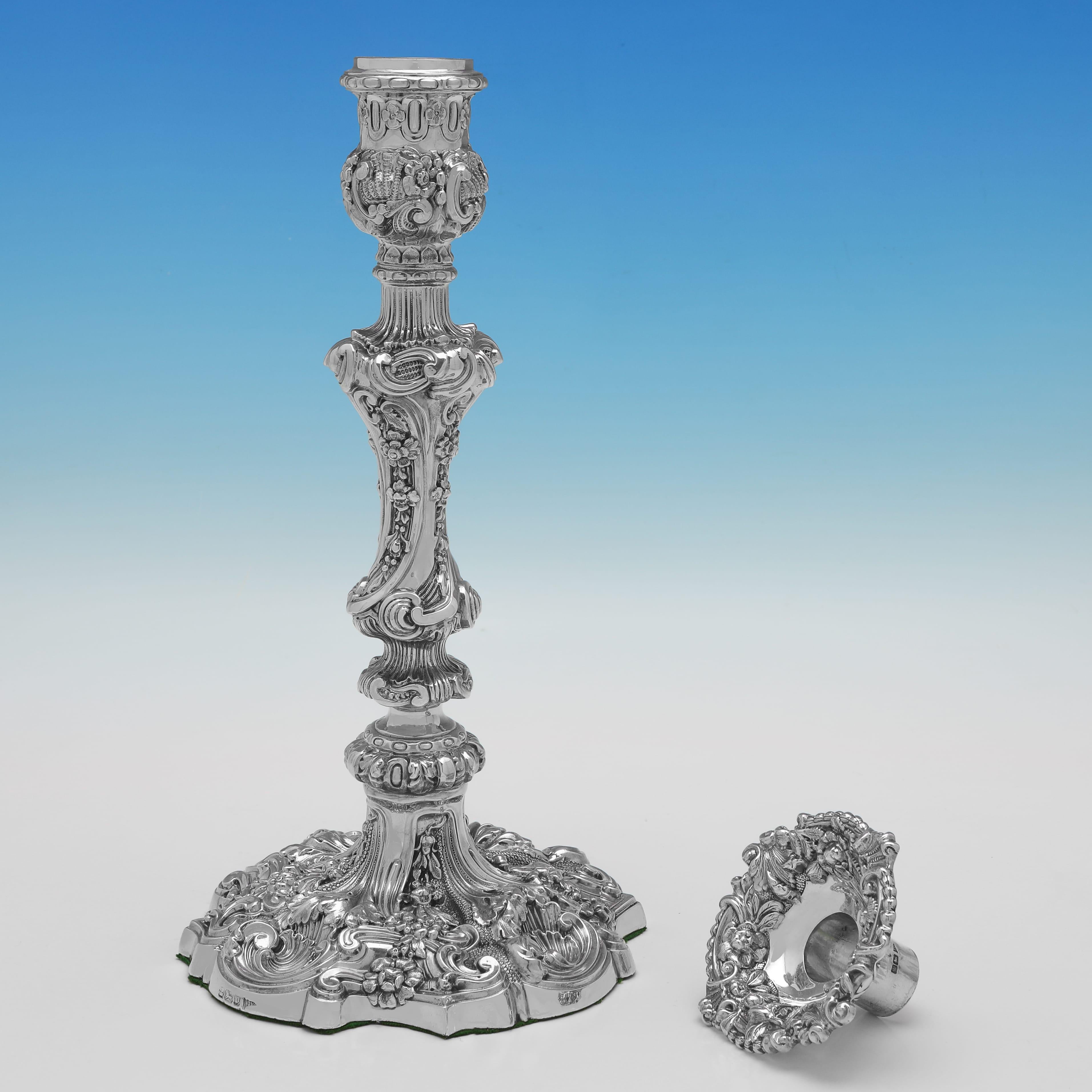 Vittoriano Set vittoriano di candelieri in argento sterling ornati realizzati da Walker & Hall 1898 in vendita